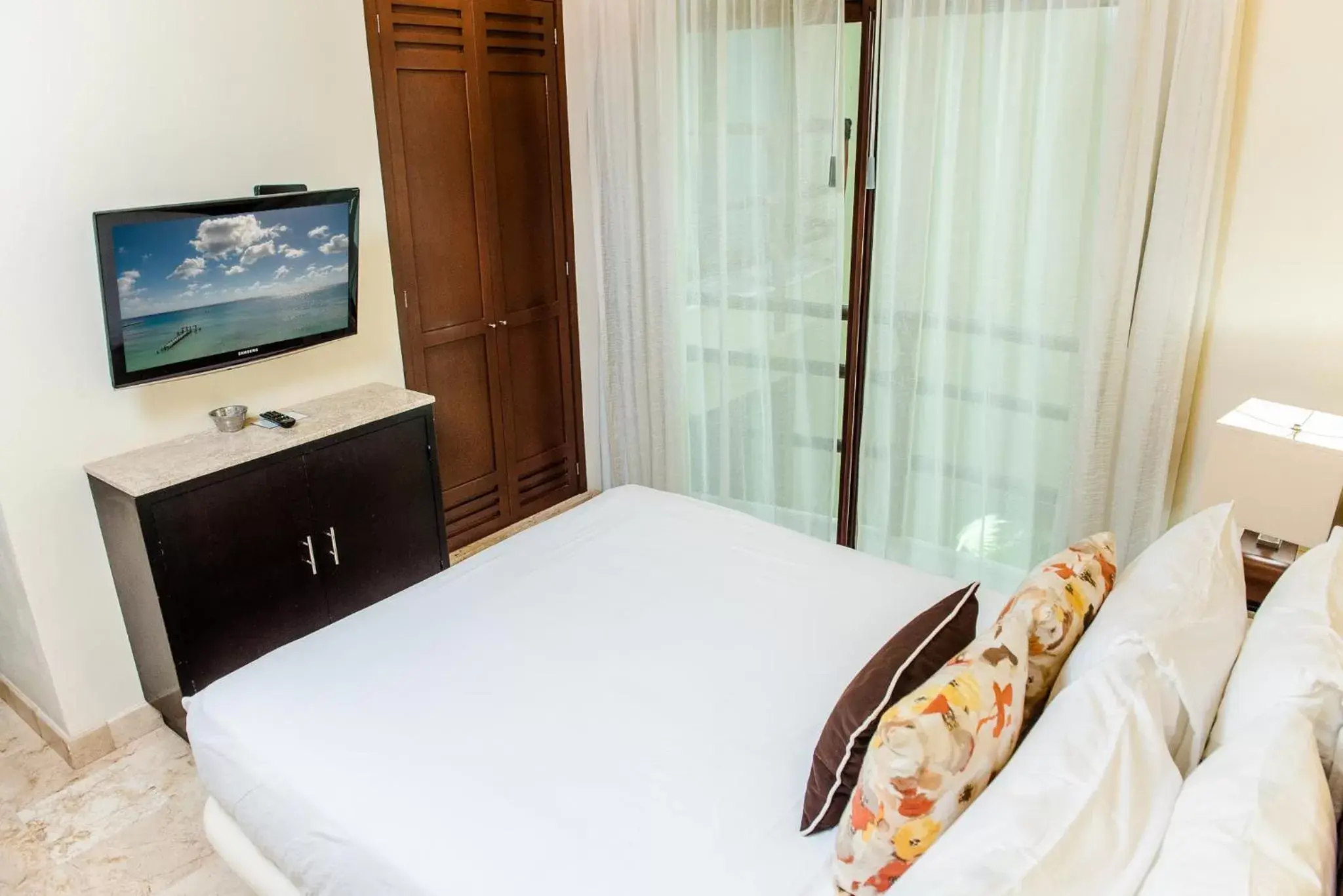 TV and multimedia, Bed in Maya Villa Condo Hotel and Beachclub