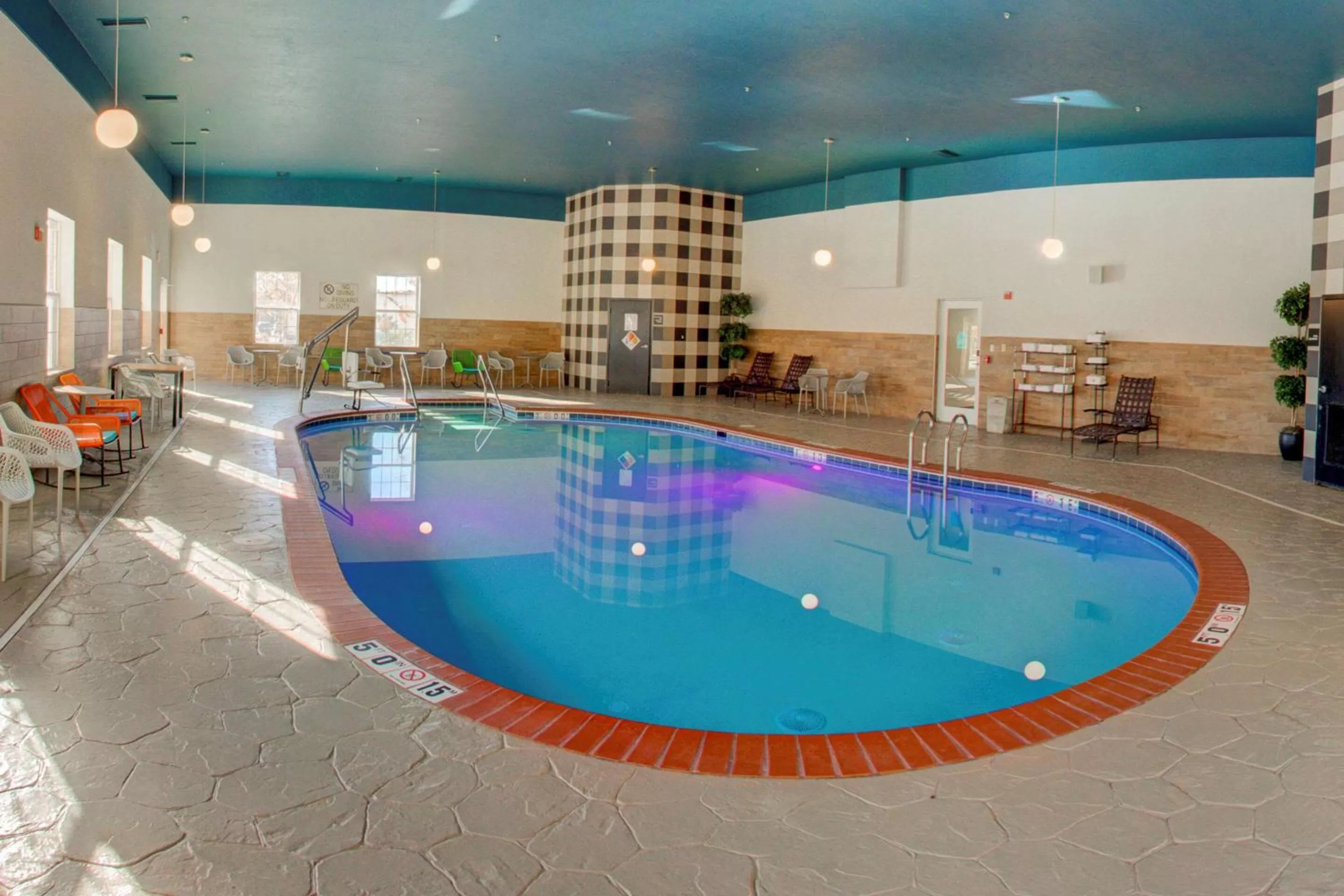 Swimming pool in Comfort Suites Newport News Airport