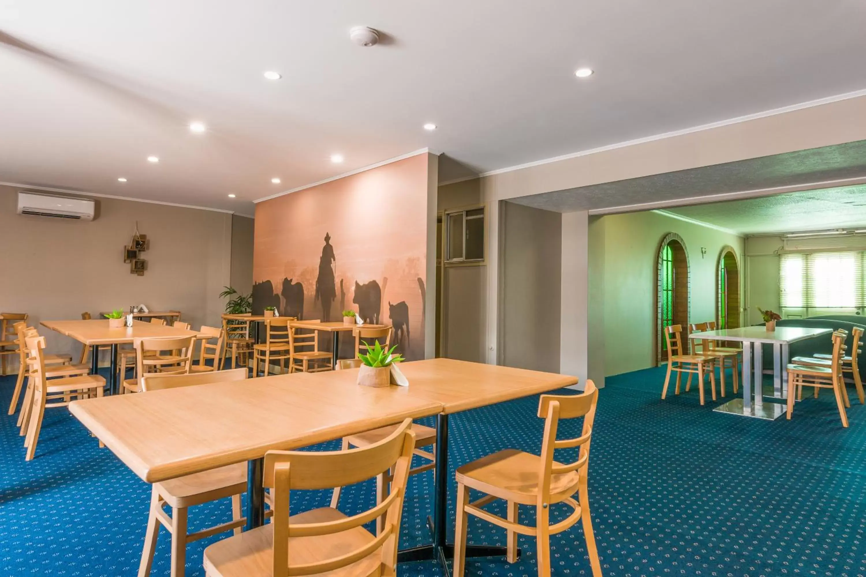 Restaurant/Places to Eat in The Q Motel Rockhampton