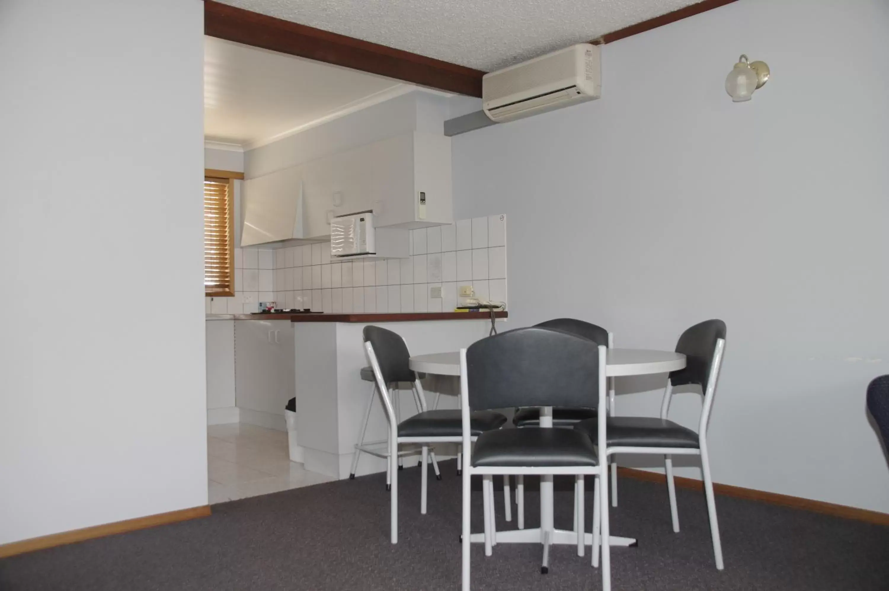 Kitchen or kitchenette, Dining Area in Blue Whale Motor Inn & Apartments