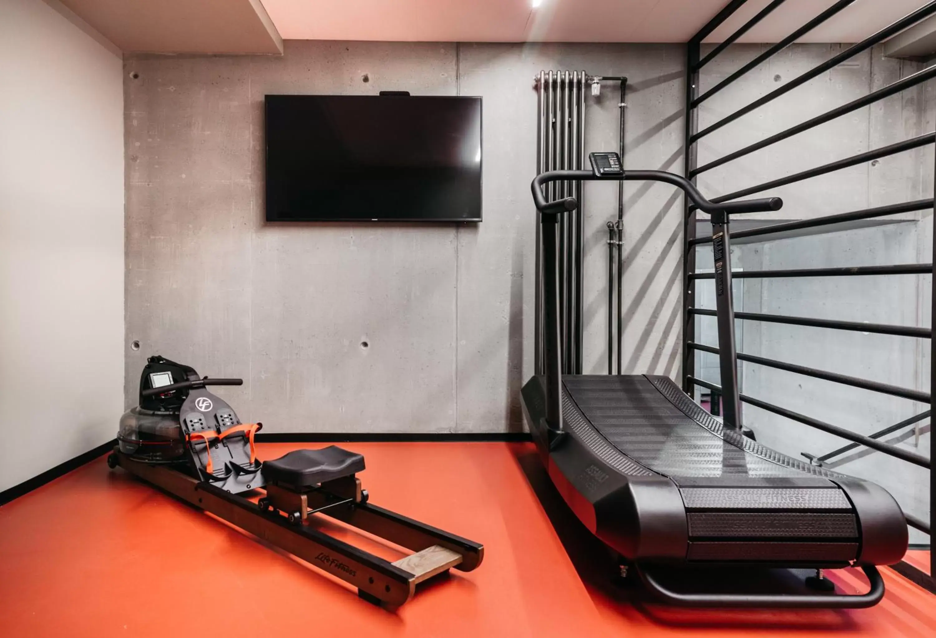 Fitness centre/facilities, TV/Entertainment Center in Exeter Hotel