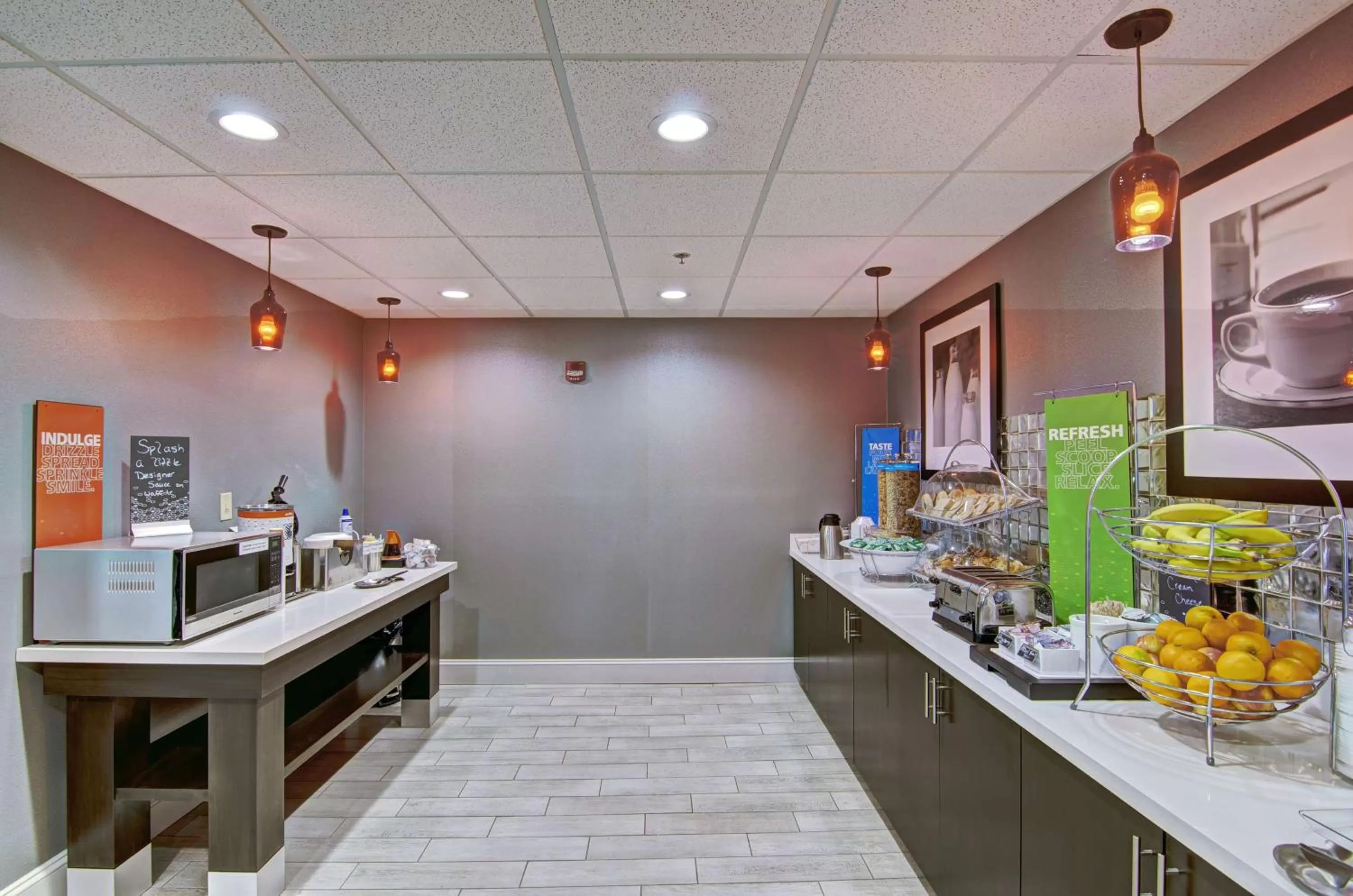 Dining area in Hampton Inn Salem