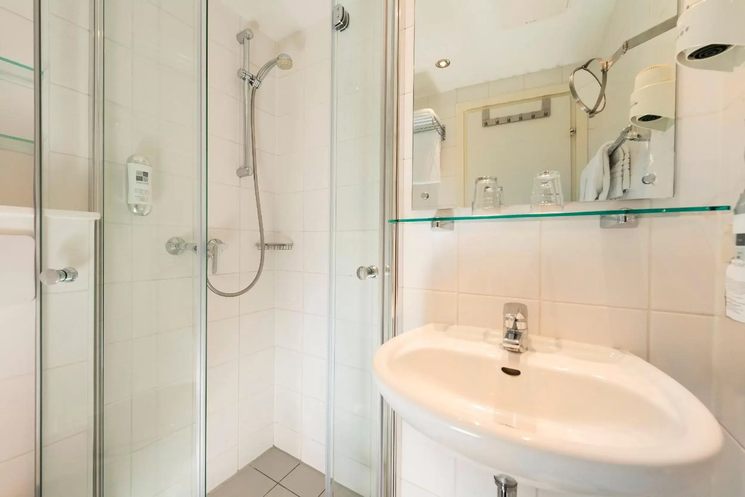 Shower, Bathroom in AHORN Waldhotel Altenberg