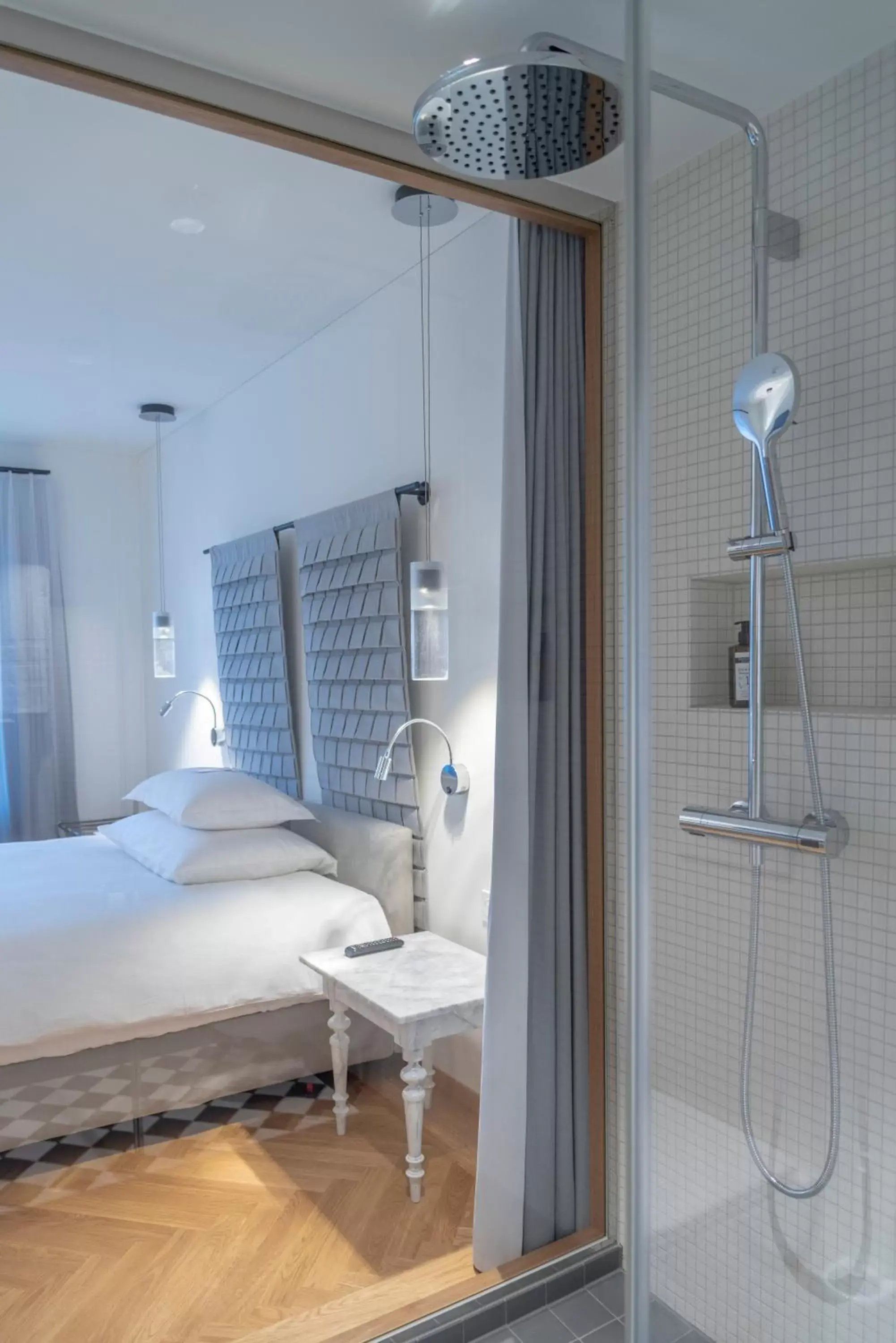 Shower, Bed in CASPAR Swiss Quality Hotel