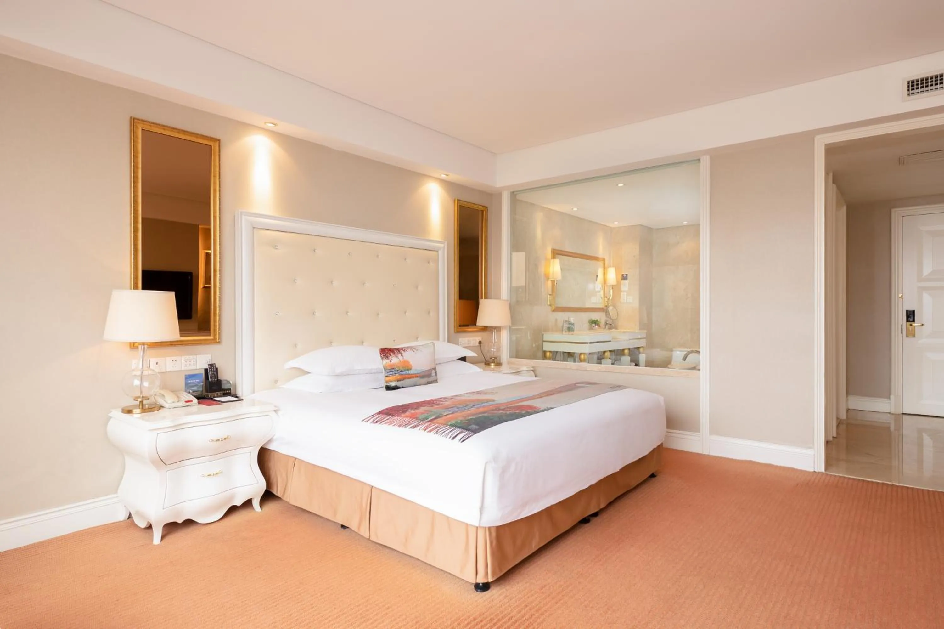 Bed in Hangzhou Xinqiao Hotel