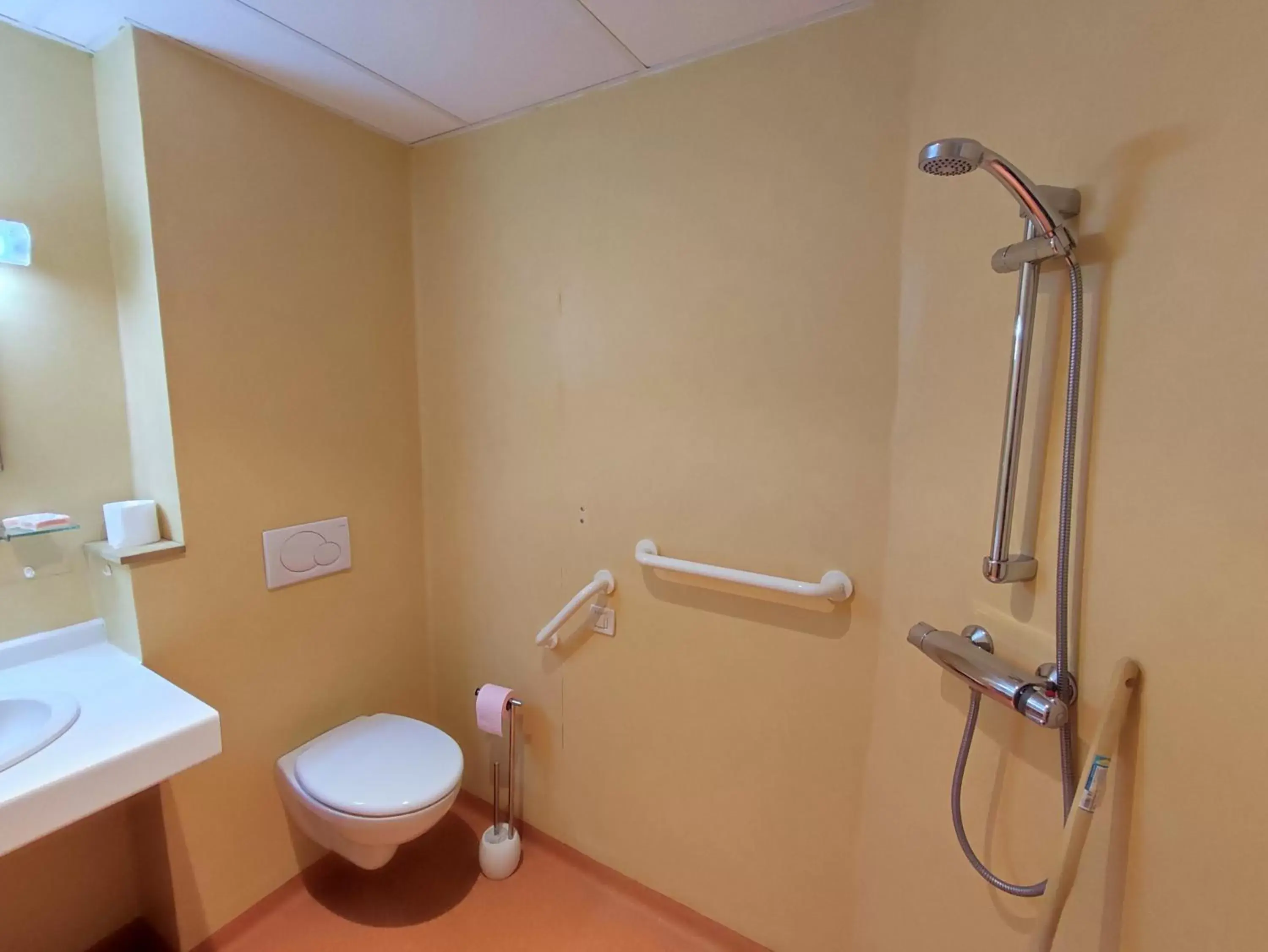 Bathroom in Gîte d'étape et de groupe du Clos Saint Roch