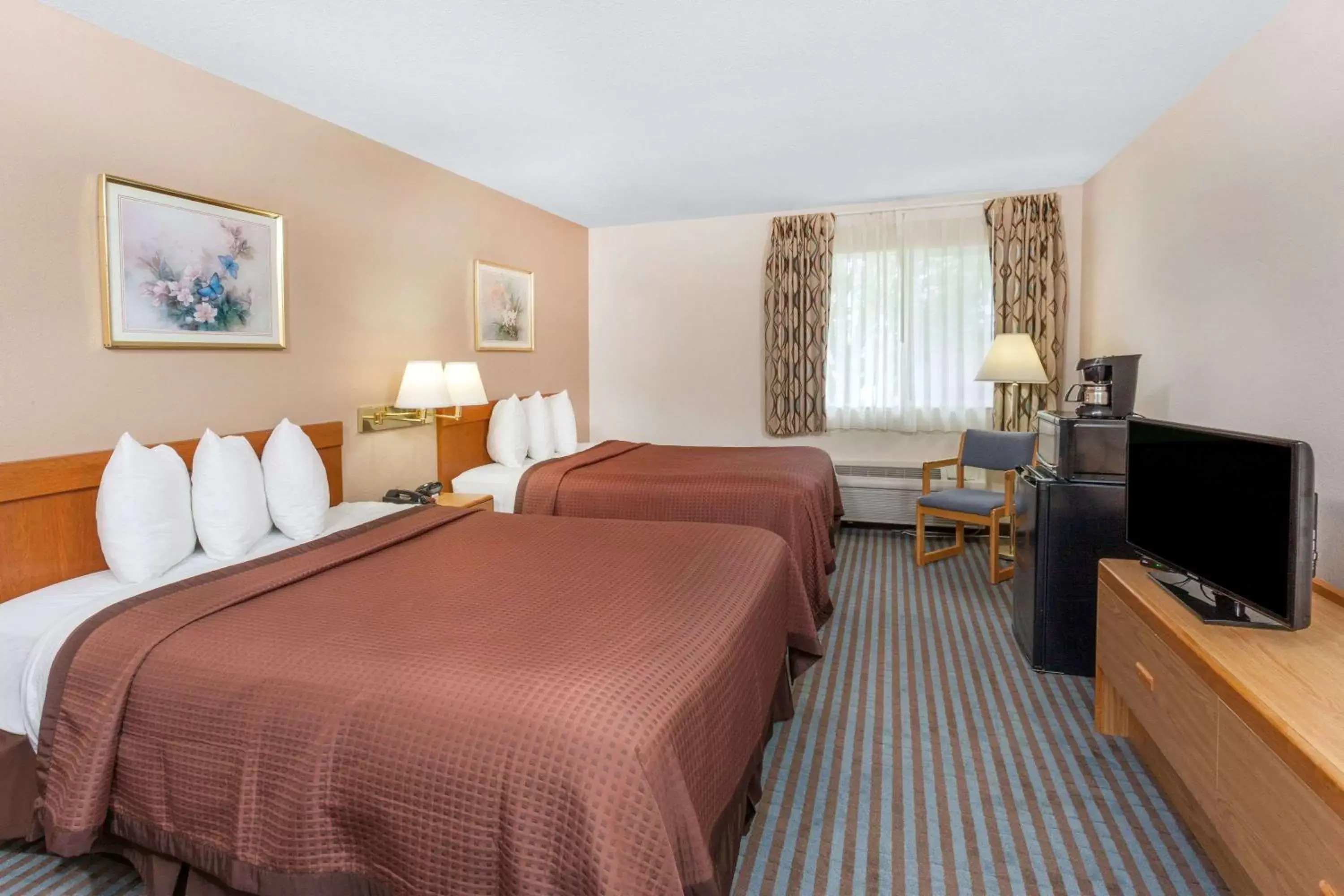 Photo of the whole room, Bed in Days Inn by Wyndham Charleston