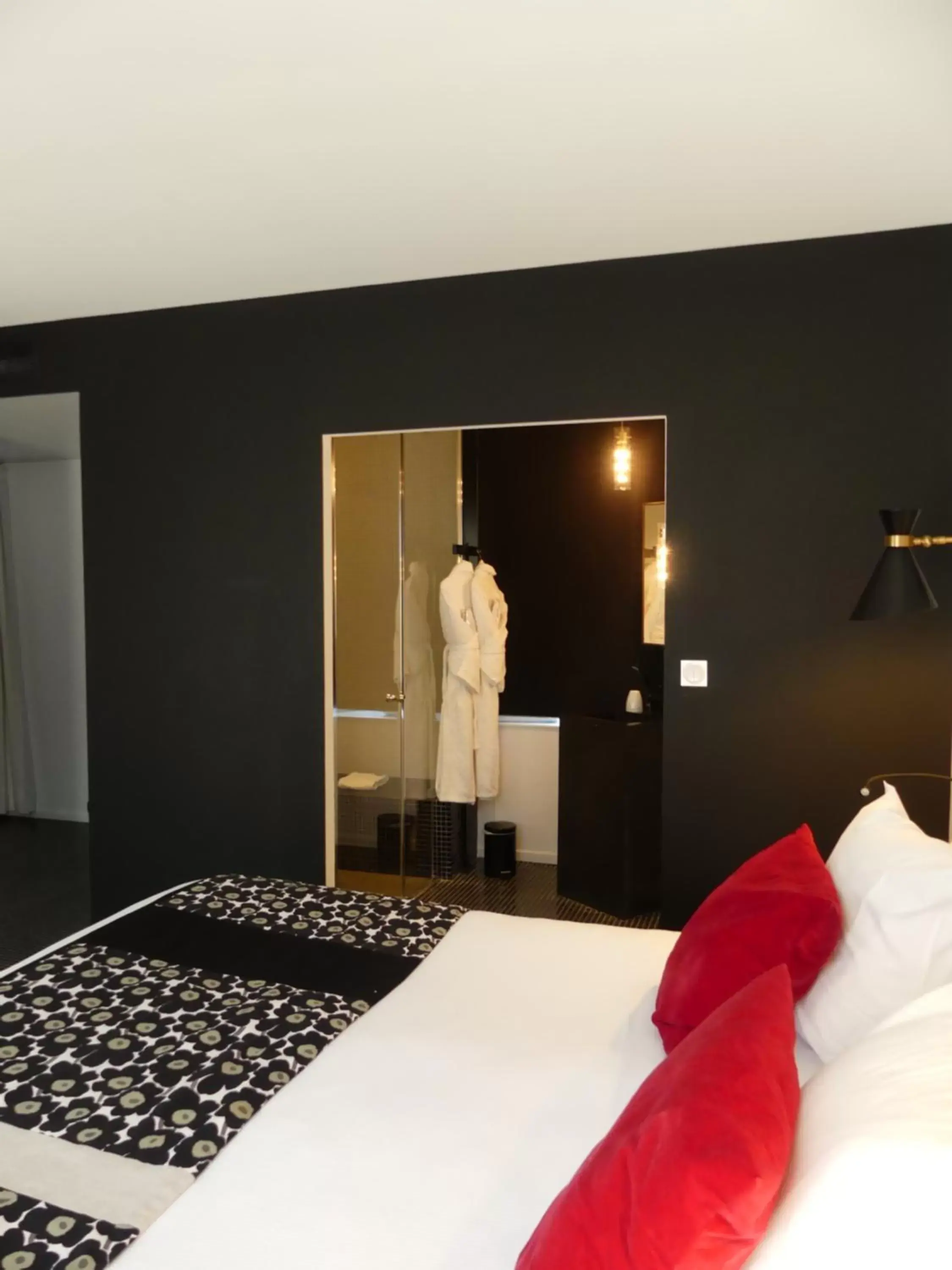 Shower, Bed in Hotel Pont Levis - Franck Putelat