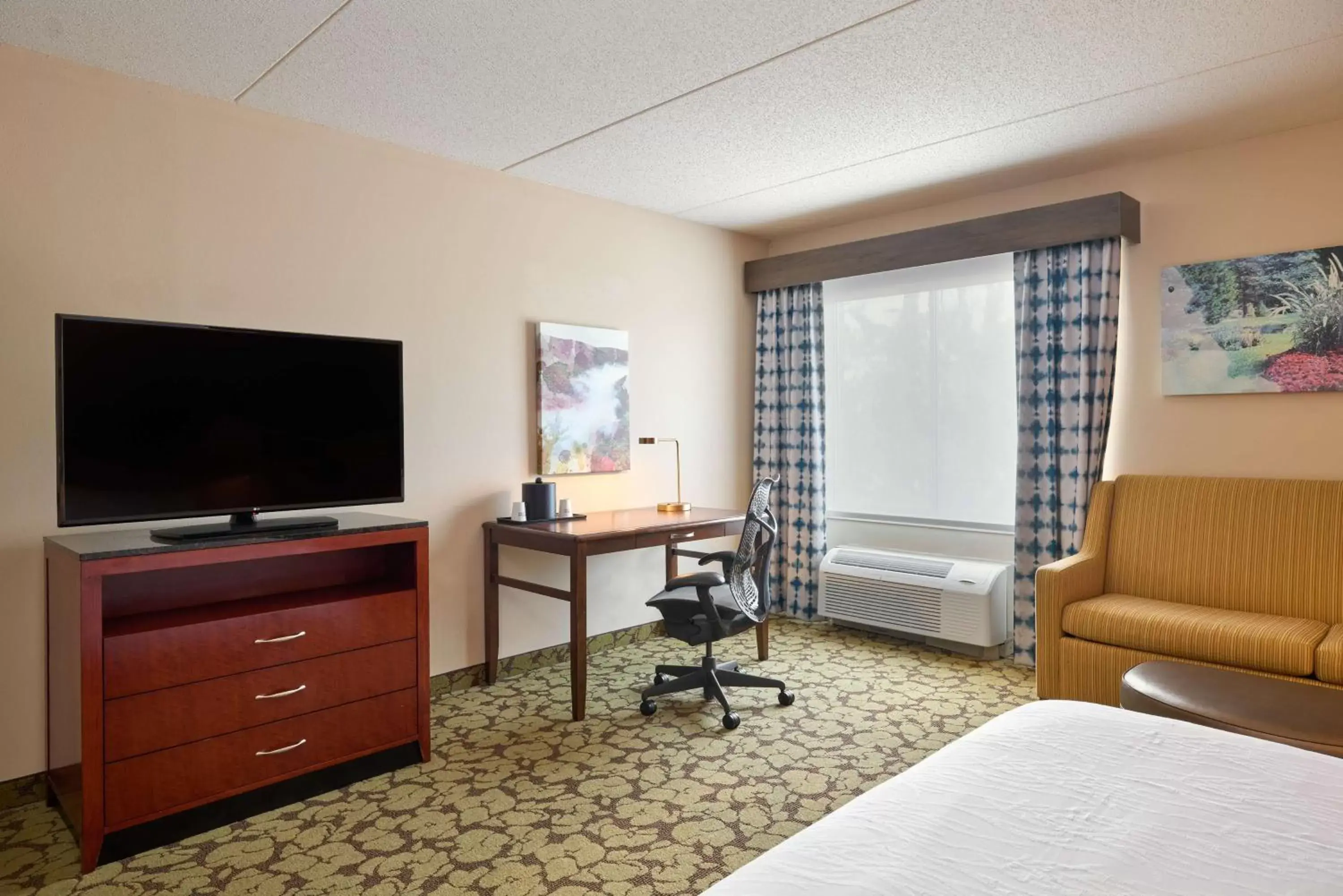 Bedroom, TV/Entertainment Center in Hilton Garden Inn Hershey