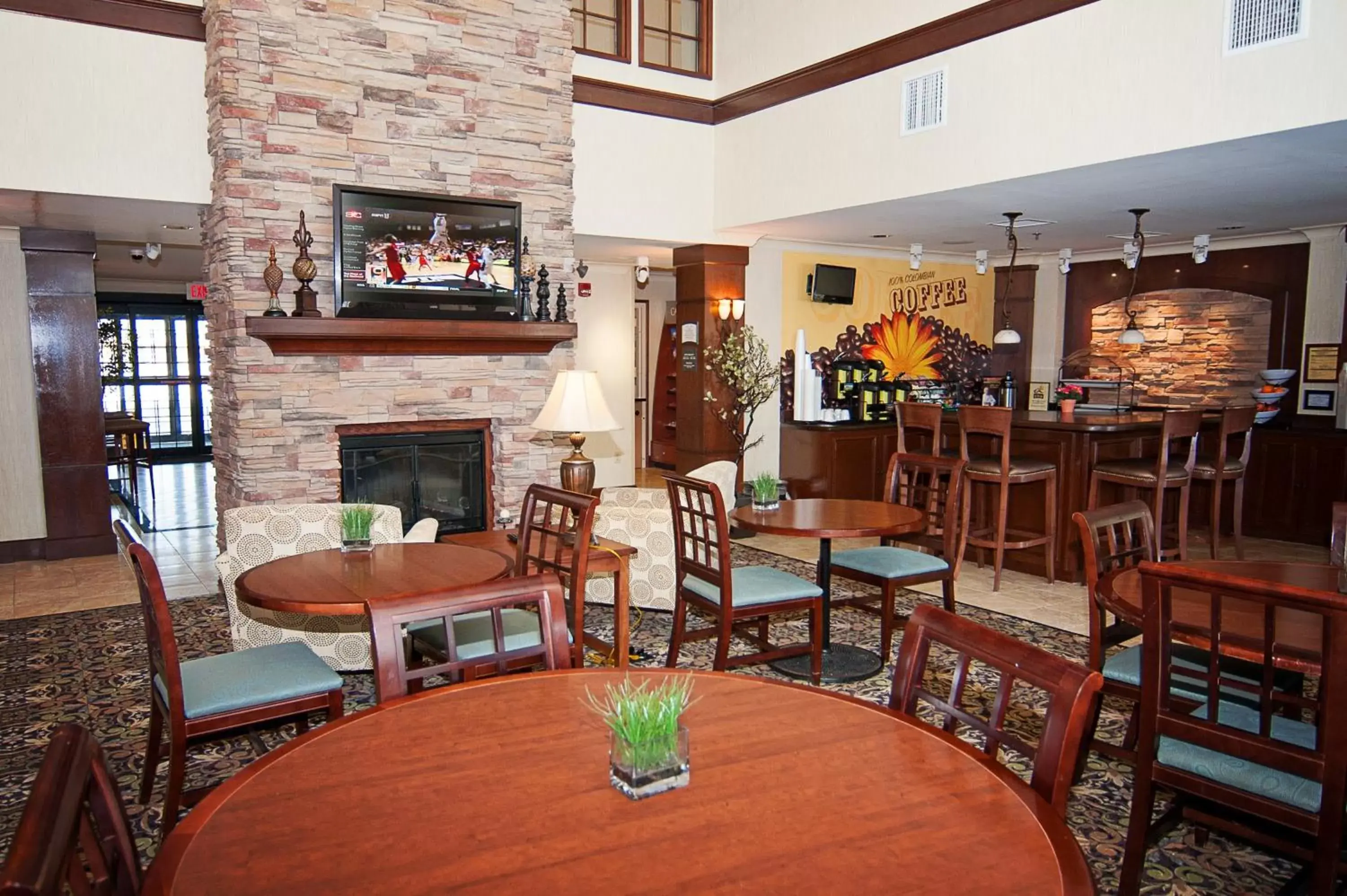Property building, Restaurant/Places to Eat in Staybridge Suites Wichita, an IHG Hotel