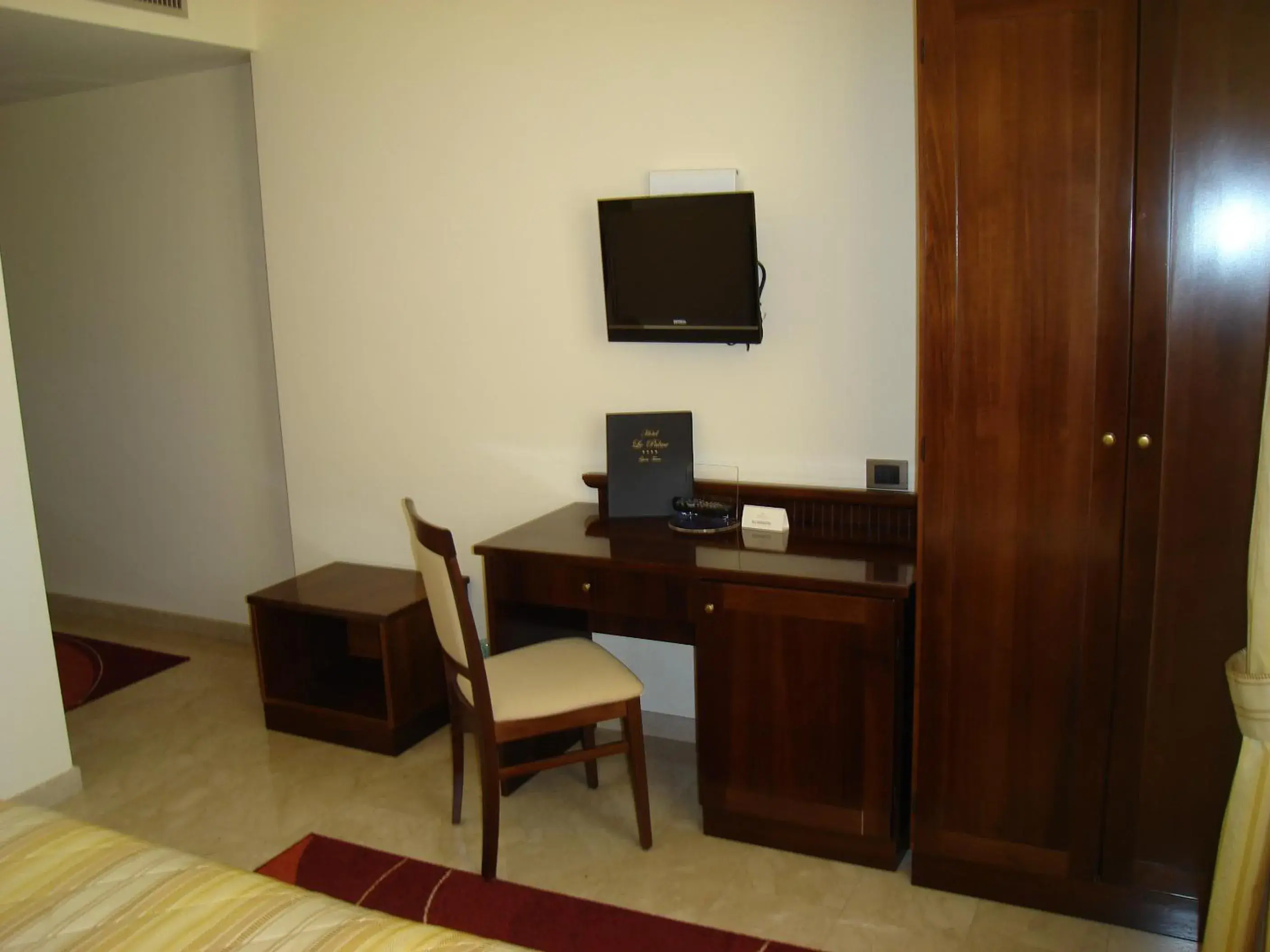 TV and multimedia, TV/Entertainment Center in Hotel Le Palme