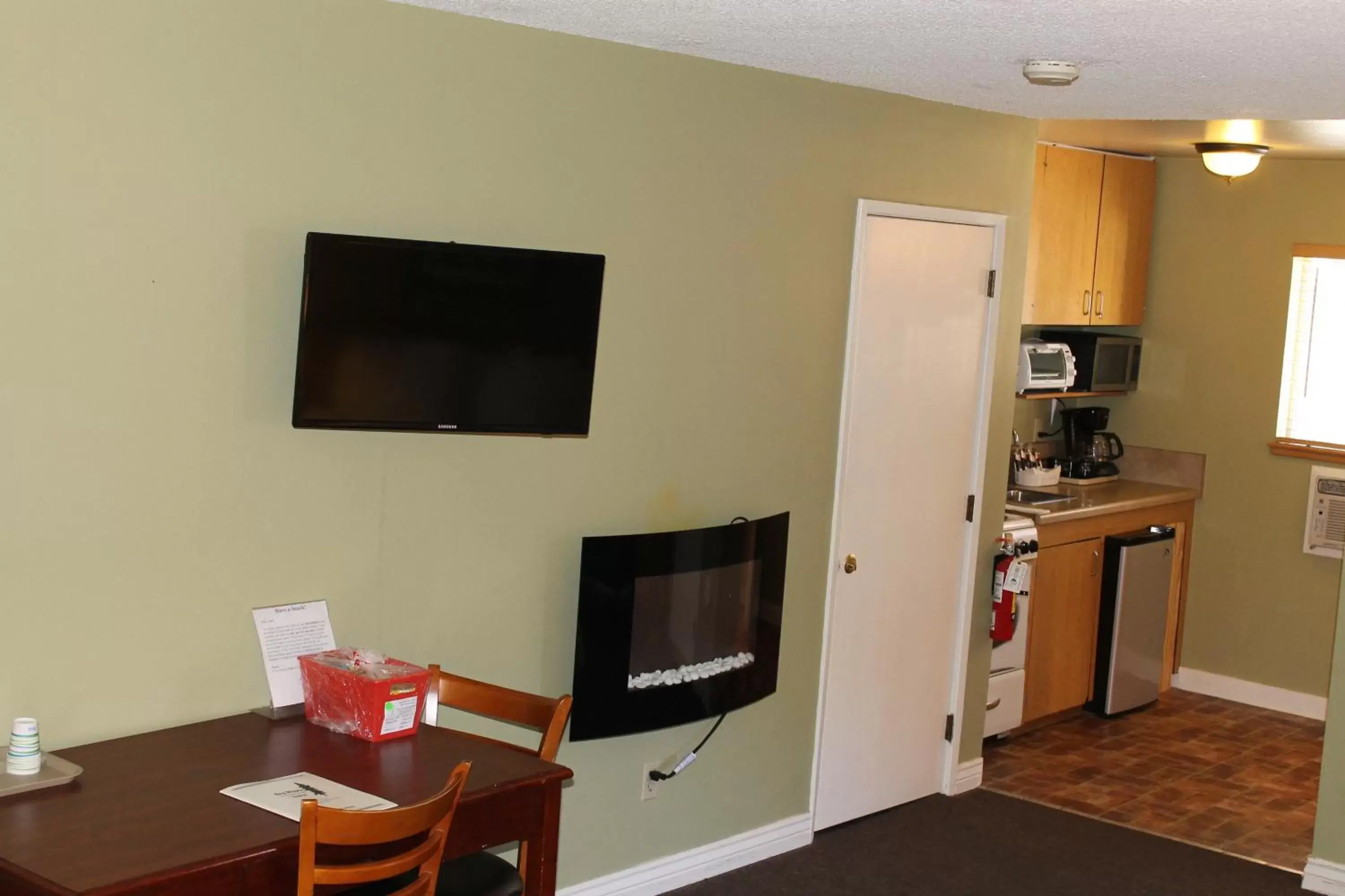 TV and multimedia, Kitchen/Kitchenette in Big Pines Mountain House