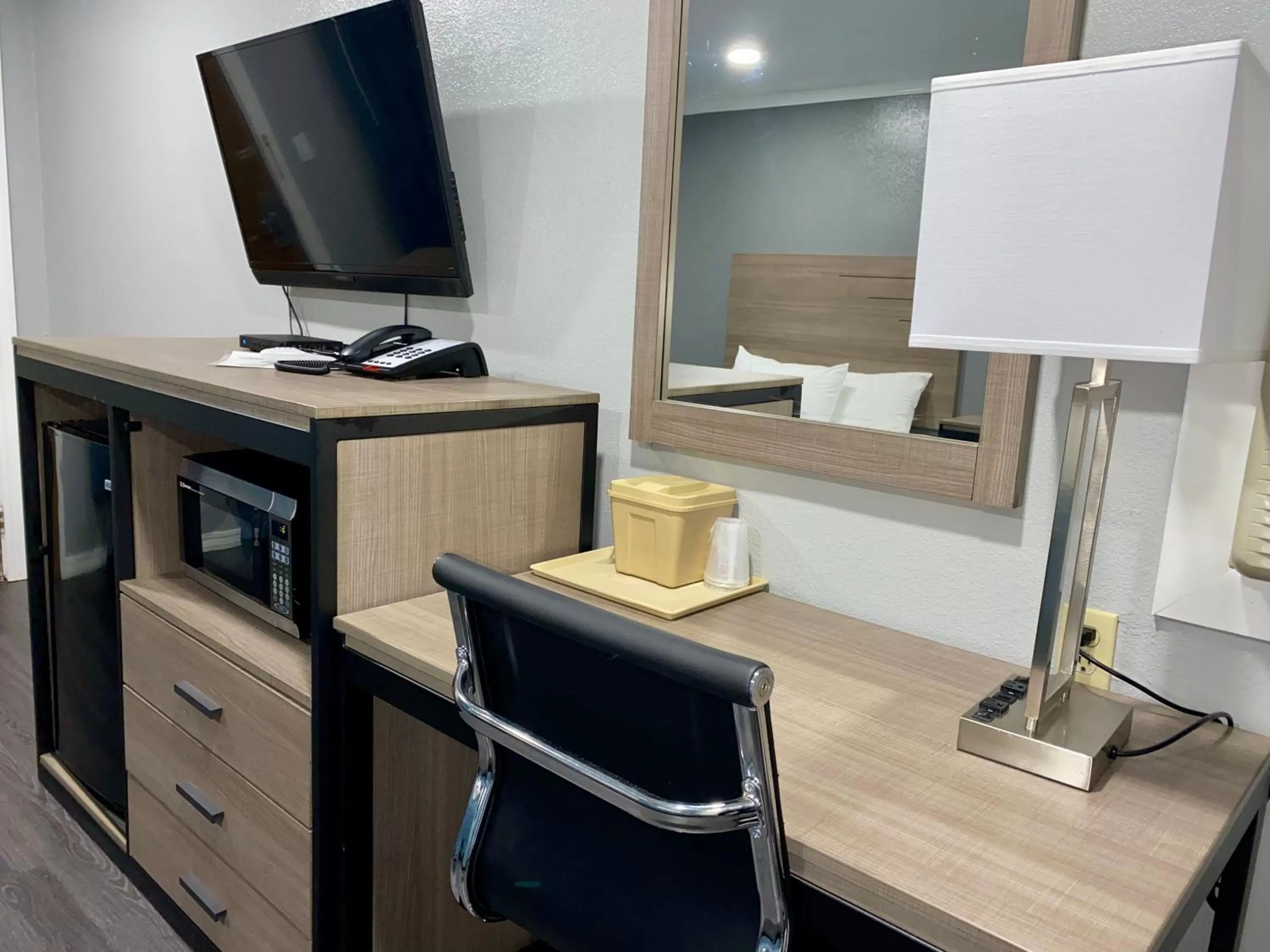 TV and multimedia in Budget Host Inn