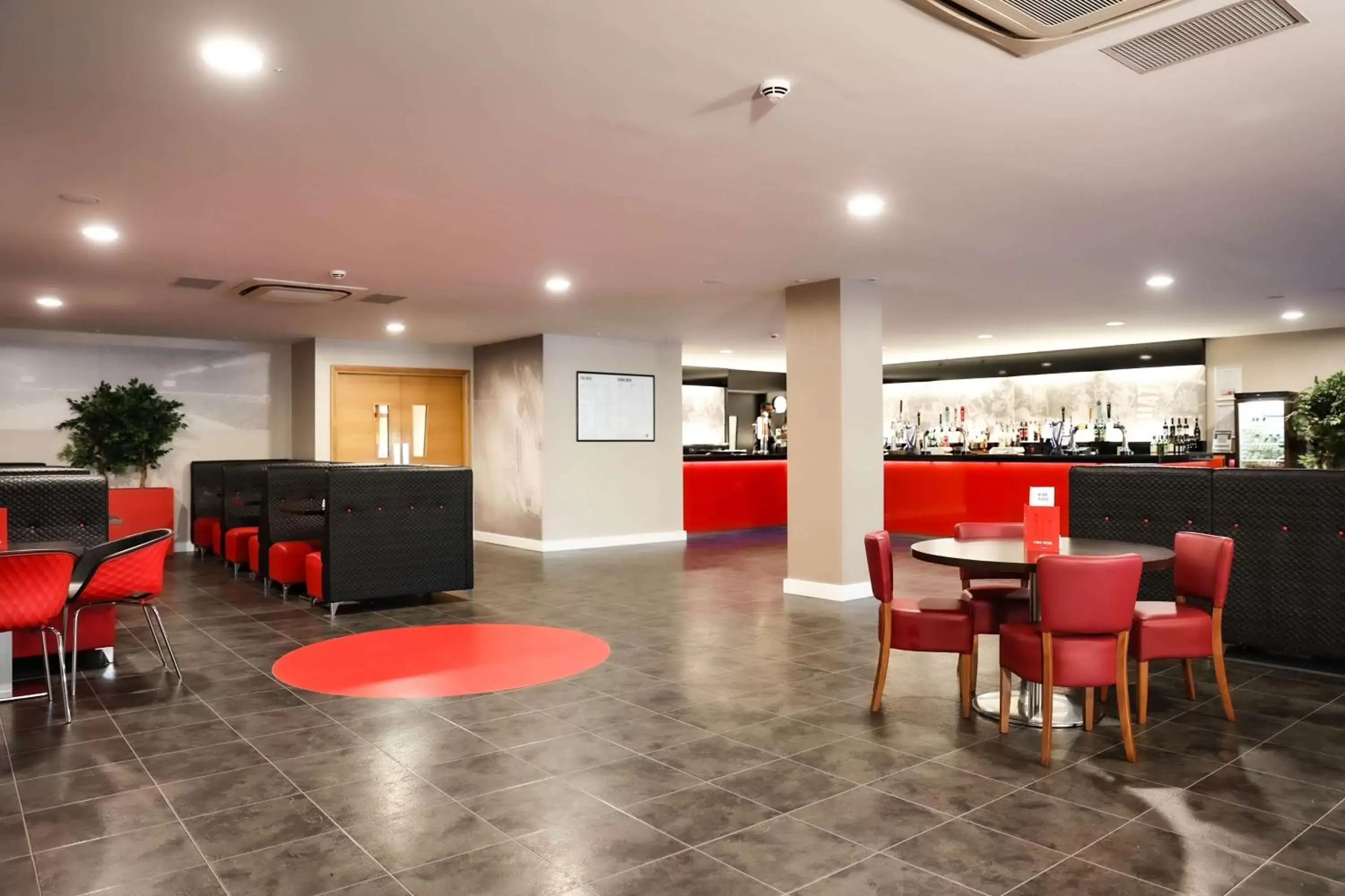 Lounge or bar in DoubleTree By Hilton Milton Keynes