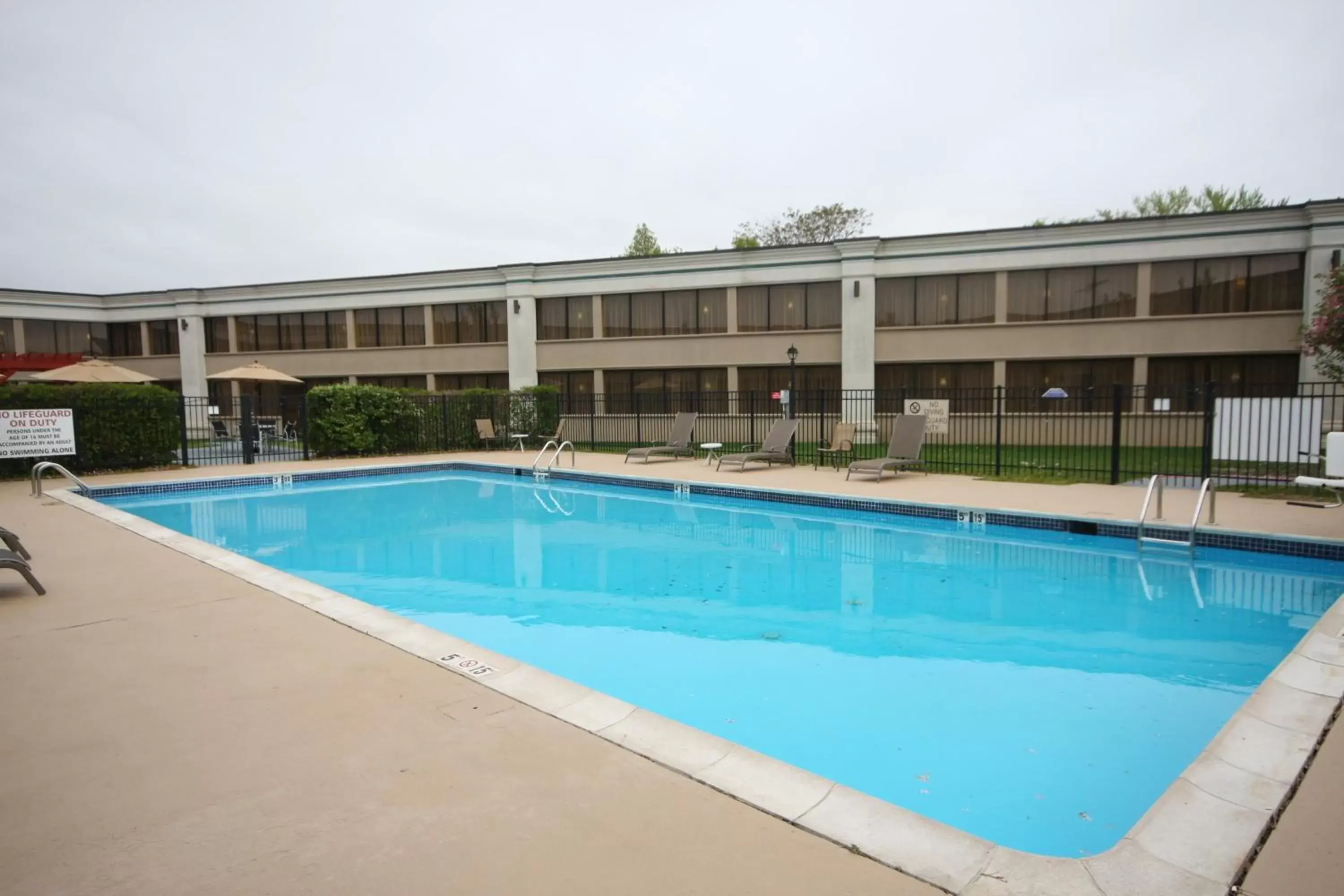 Swimming pool in Holiday Inn Hazlet by IHG Swimming pool in Holiday Inn Hazlet by IHG