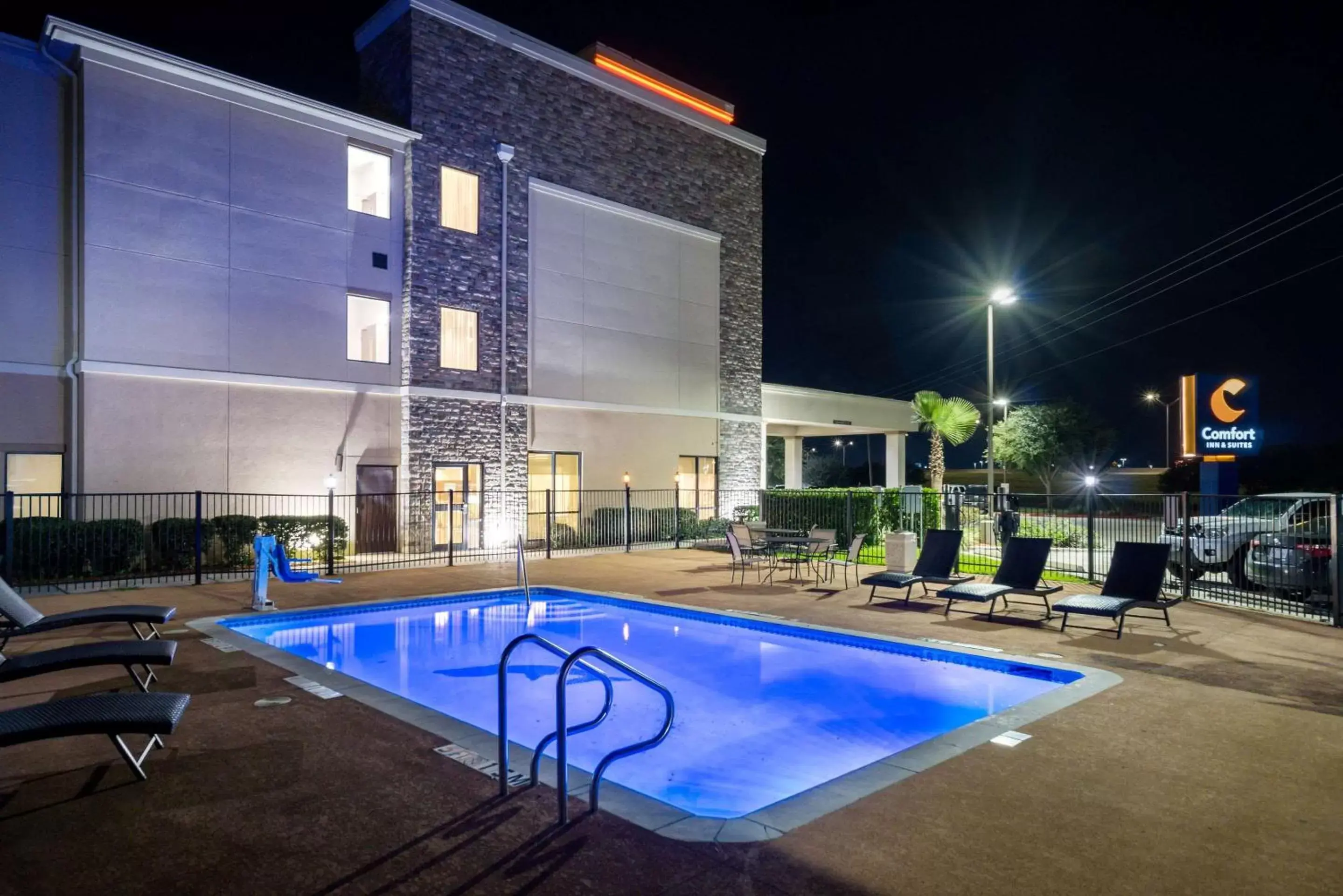 Property building, Swimming Pool in Comfort Inn & Suites Victoria North