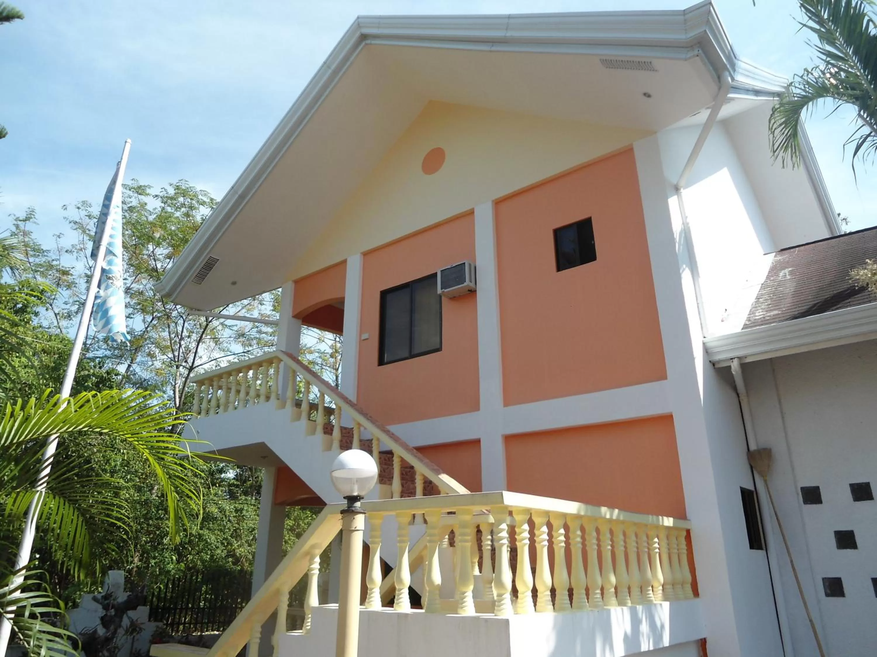 Facade/entrance in Menchu's Pension House