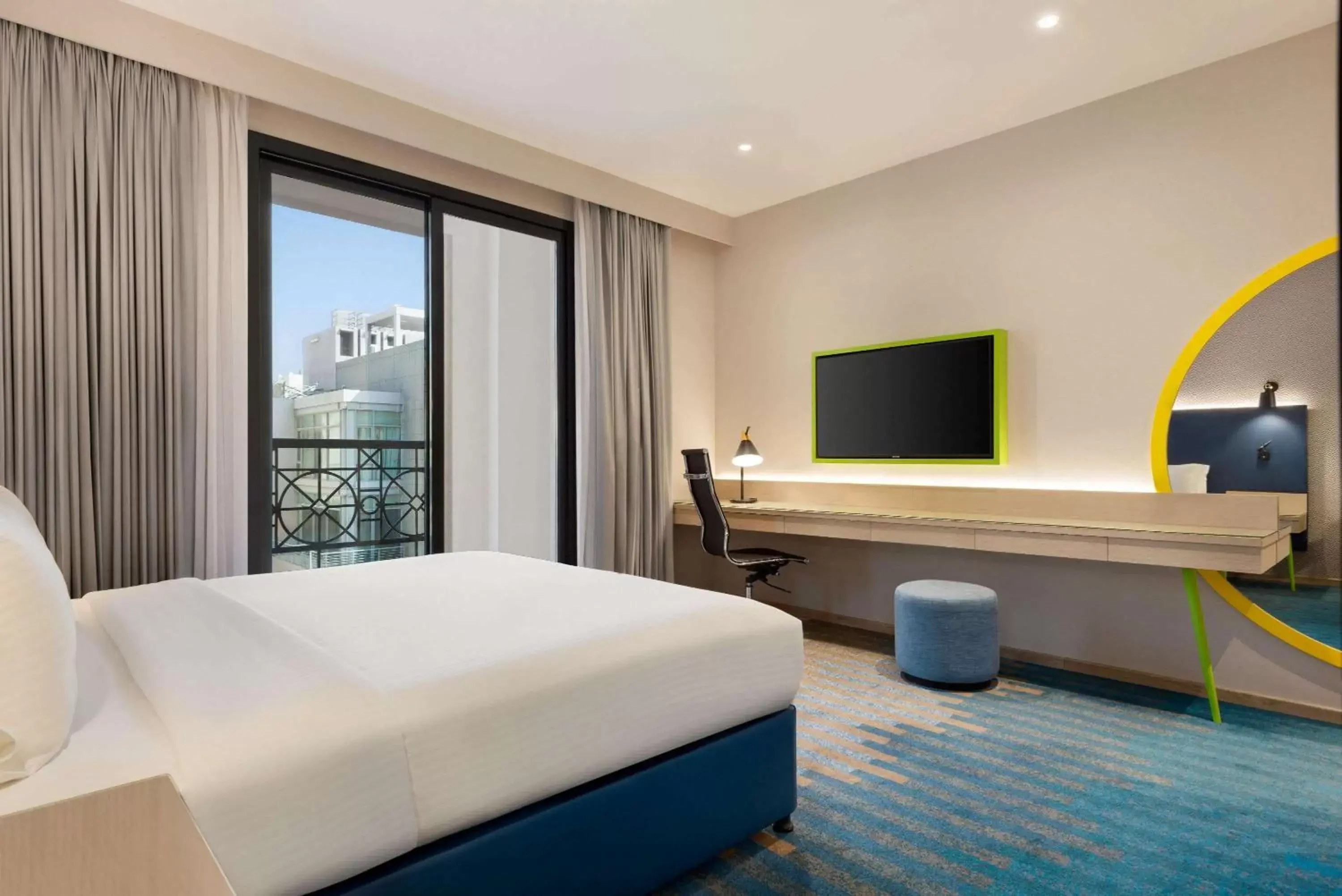 Bed, TV/Entertainment Center in La Quinta by Wyndham Dubai Jumeirah