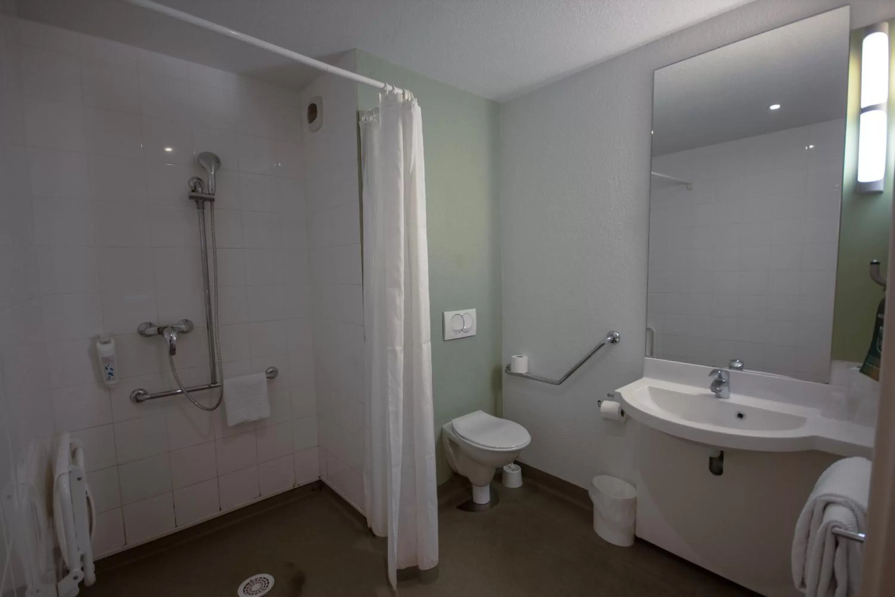 Facility for disabled guests, Bathroom in ibis budget Bordeaux Sud