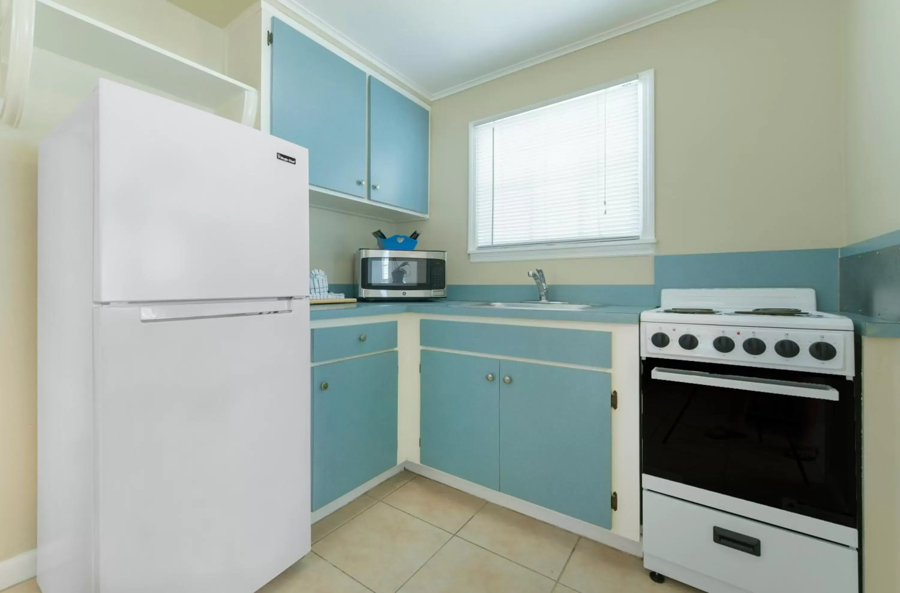 Kitchen or kitchenette, Kitchen/Kitchenette in Pines & Palms Resort