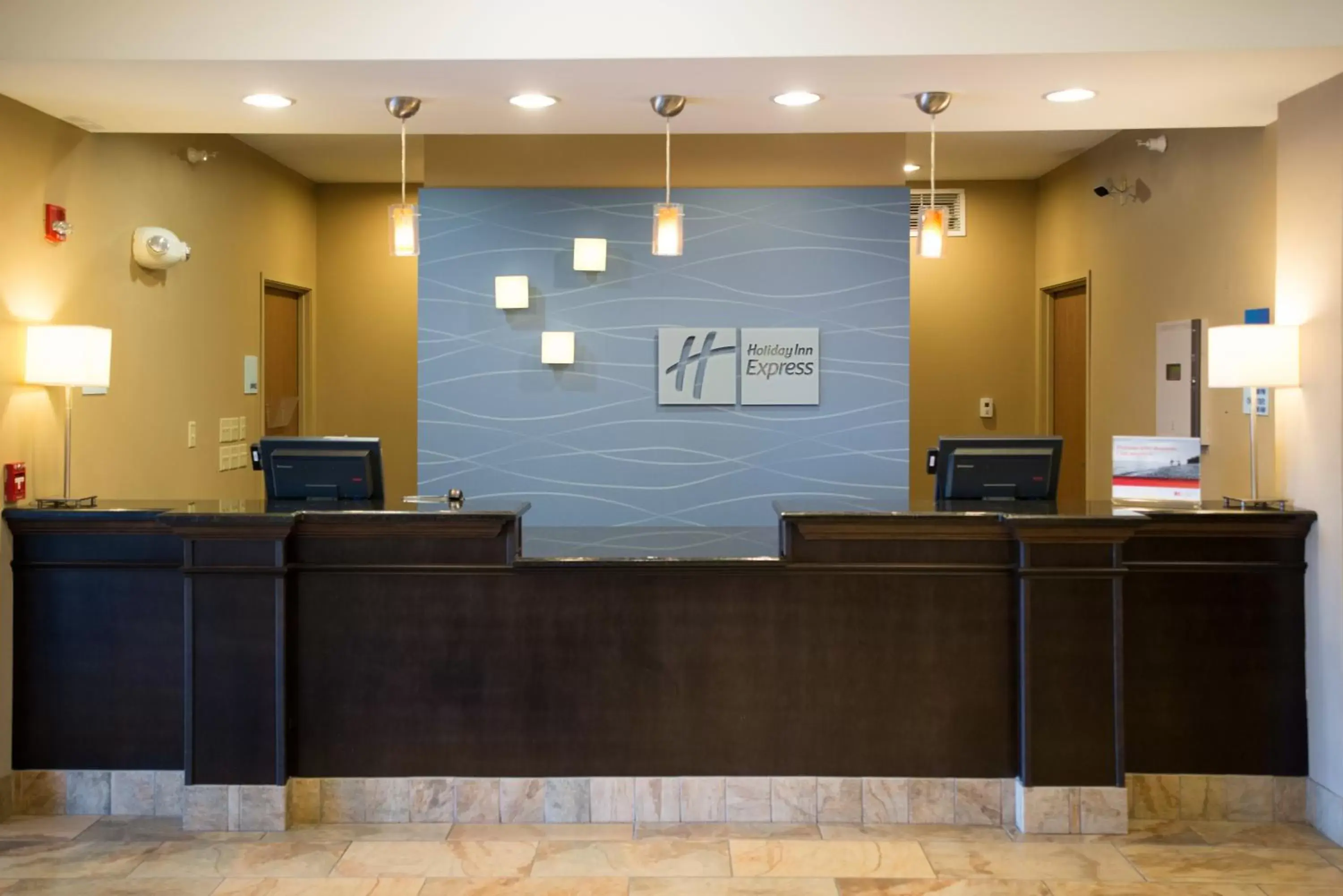 Property building, Lobby/Reception in Holiday Inn Express & Suites Northwood