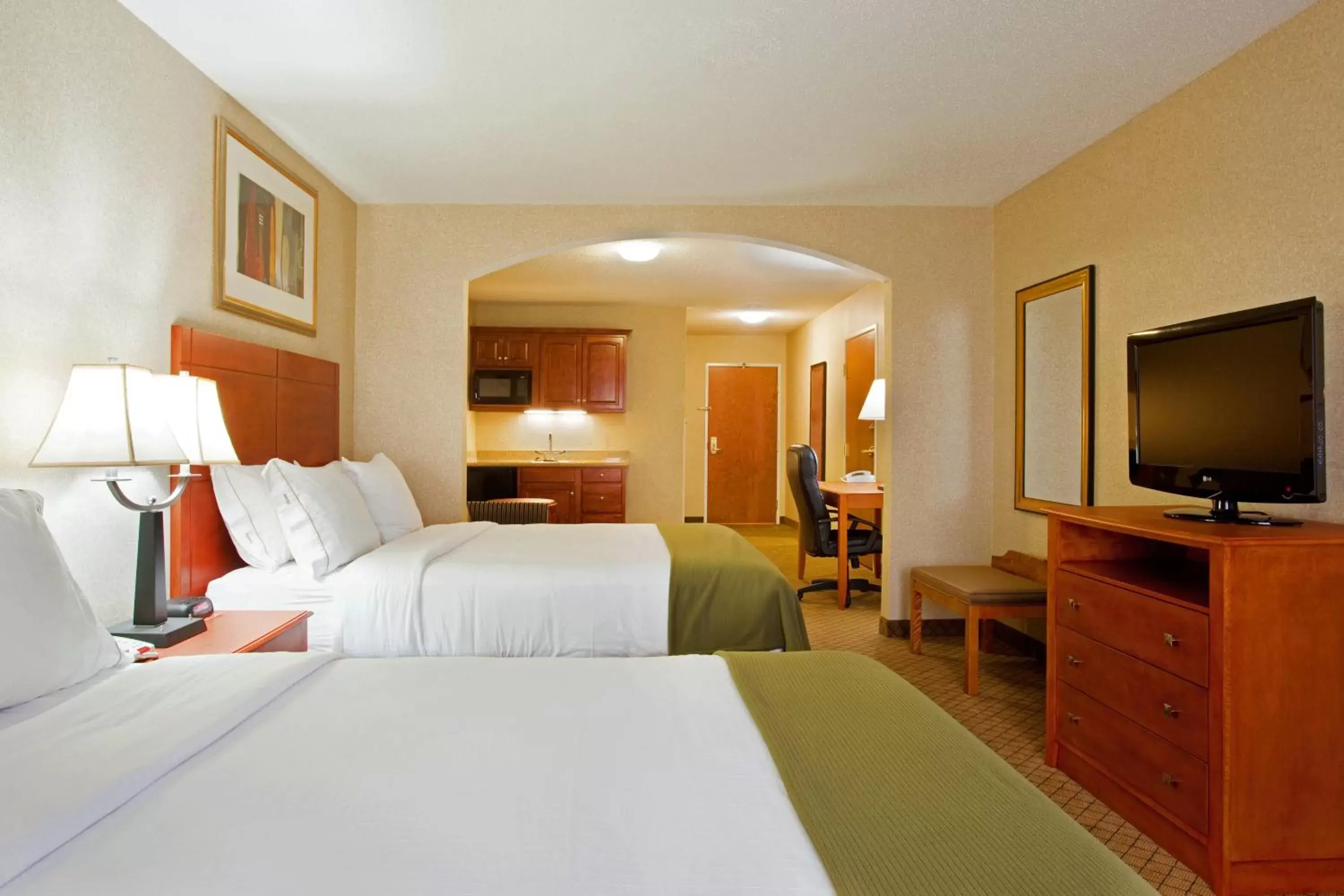 Photo of the whole room, Bed in Holiday Inn Express Hotel & Suites Goshen, an IHG Hotel