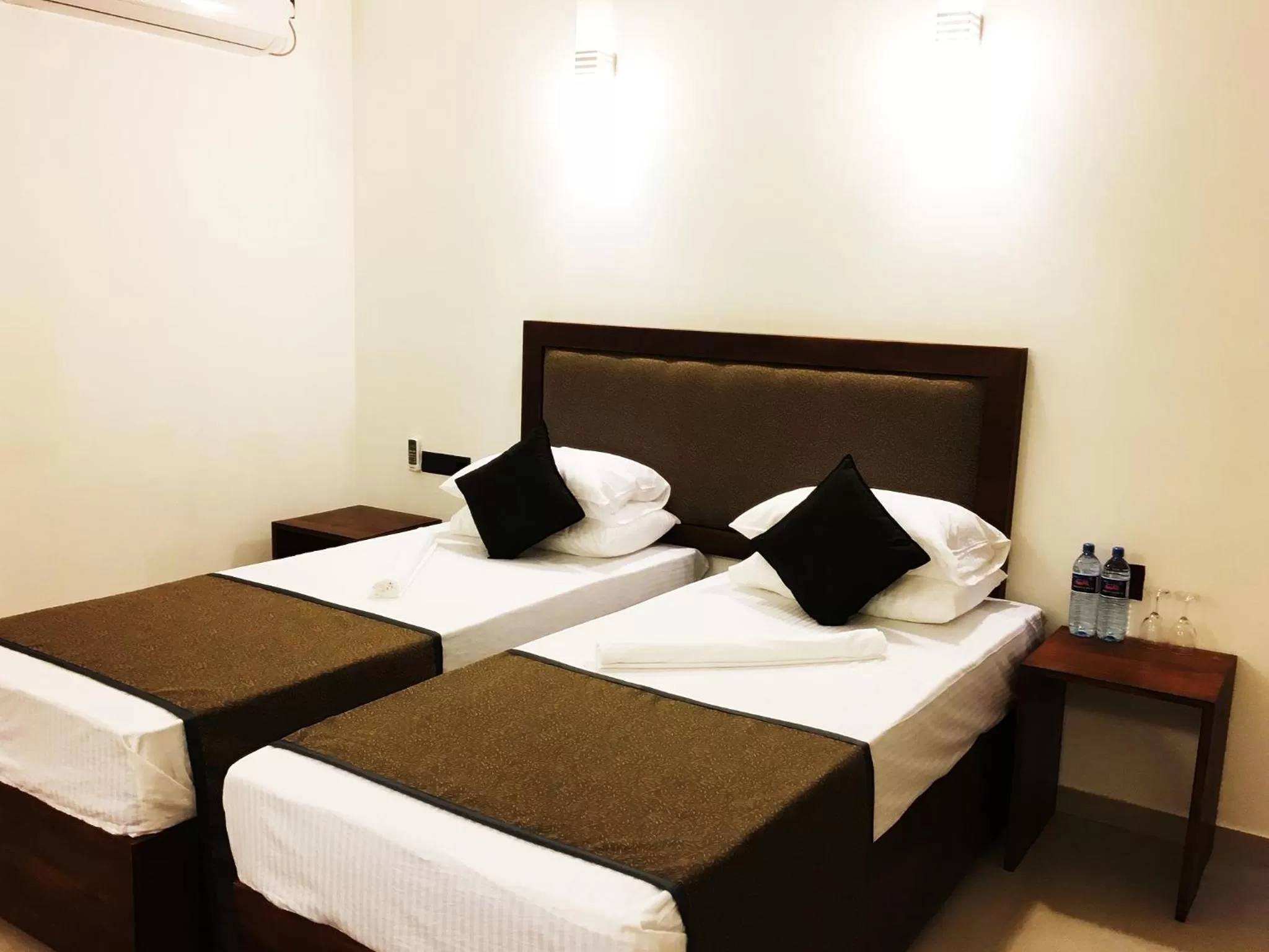 Bedroom, Bed in Dambulla Rock Arch