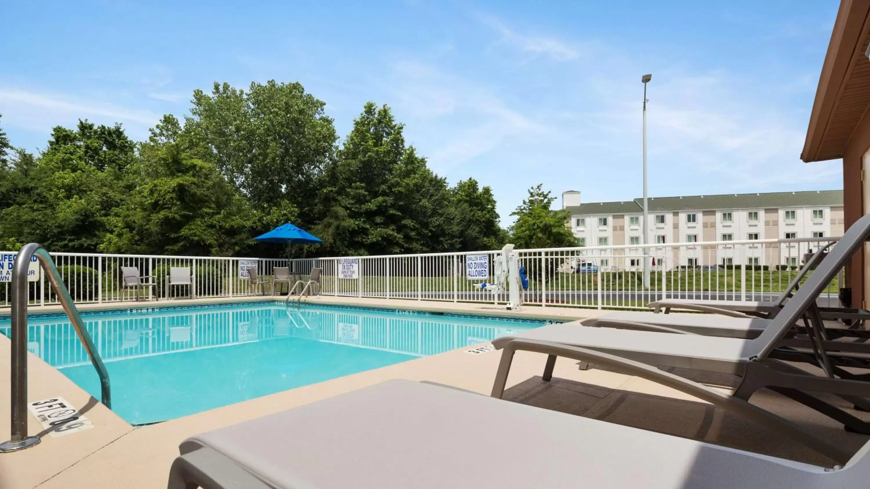 Activities, Swimming Pool in Best Western Carowinds