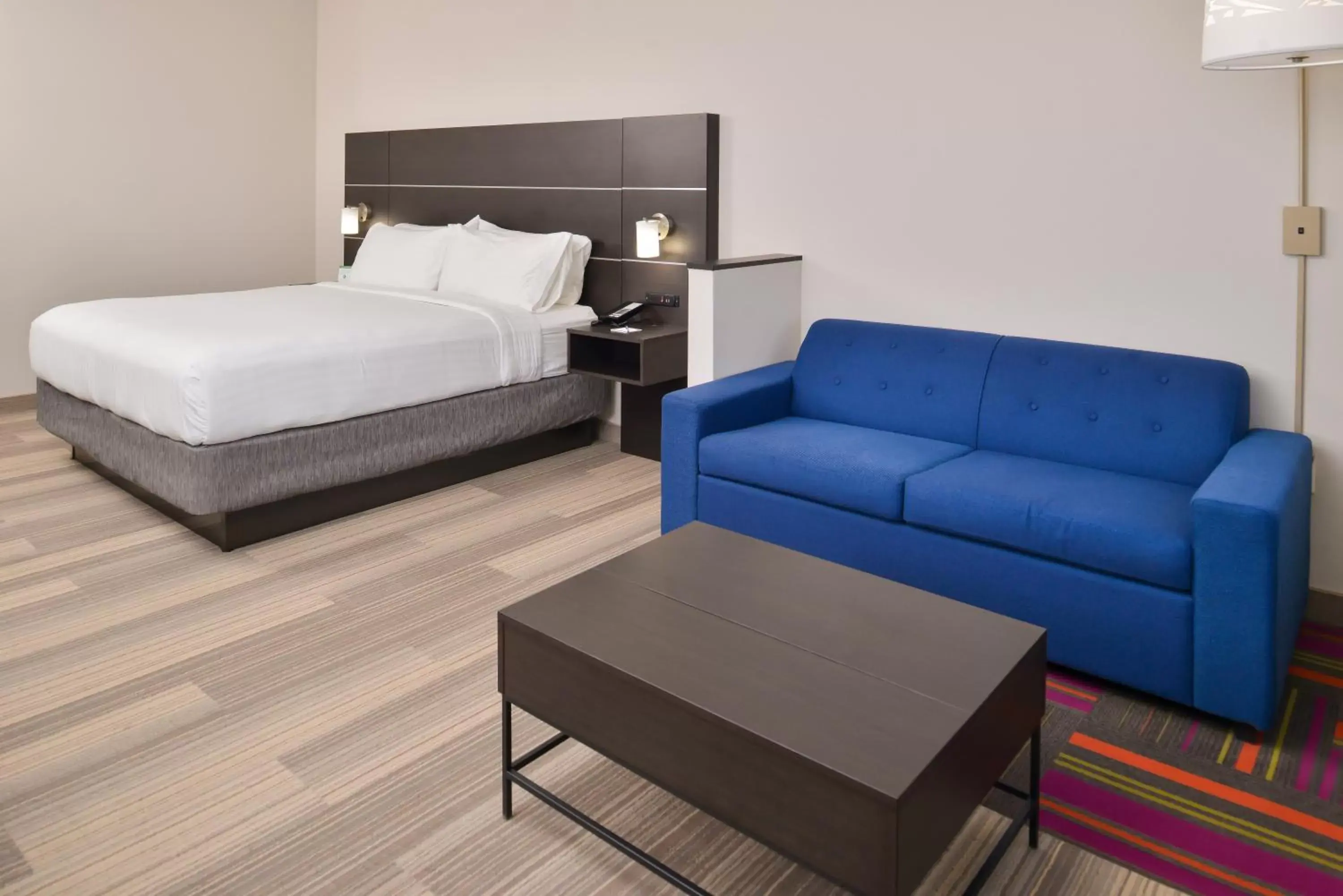 Bedroom in Holiday Inn Express & Suites - Kansas City - Lee's Summit, an IHG Hotel