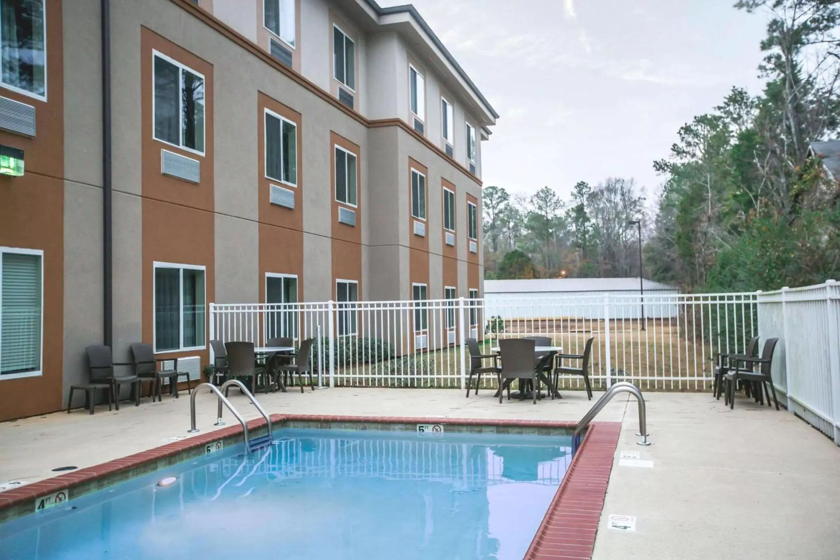 On site, Swimming Pool in Sleep Inn & Suites Marion - Military Institute