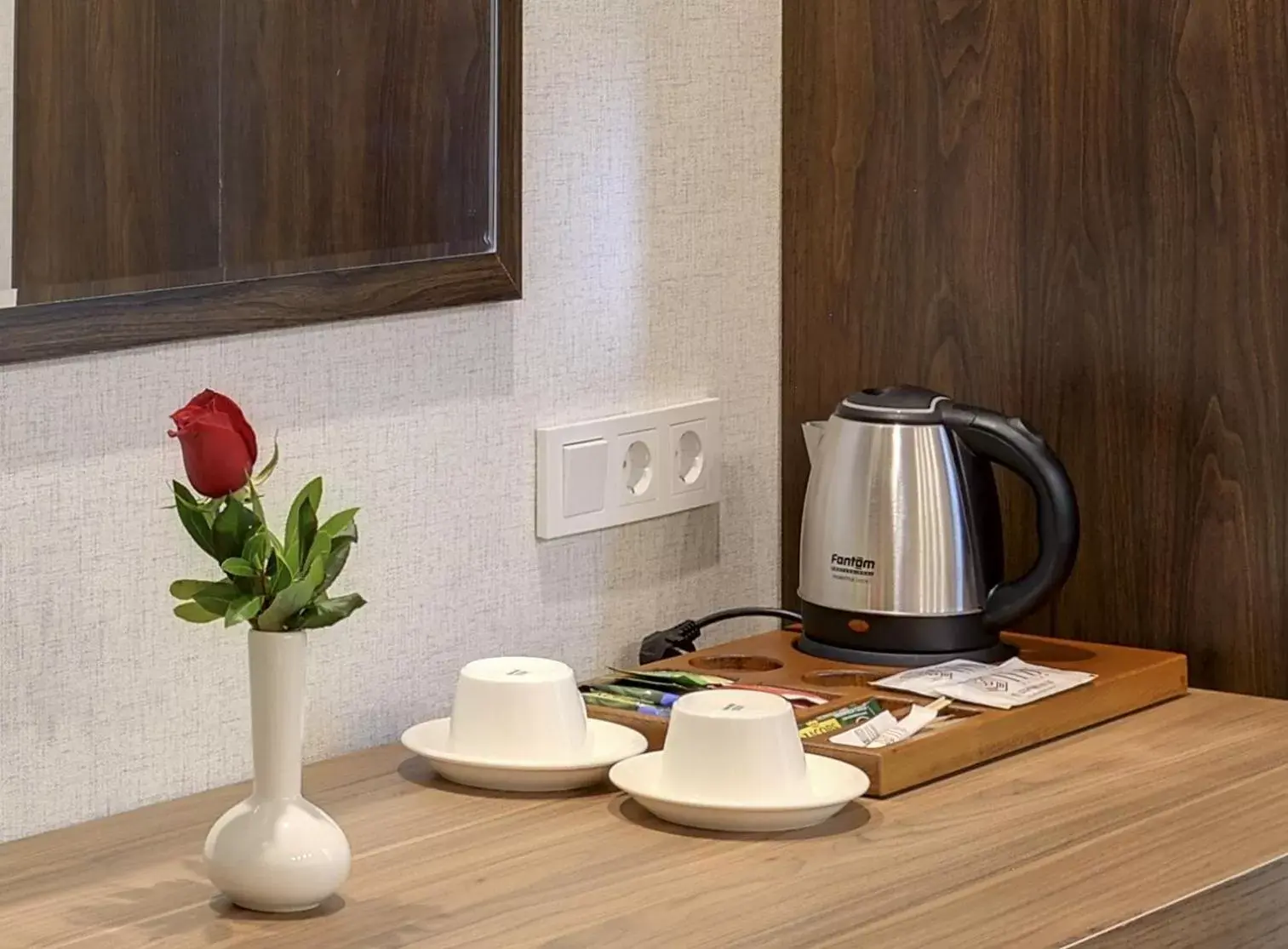 Coffee/tea facilities in Leo Suites