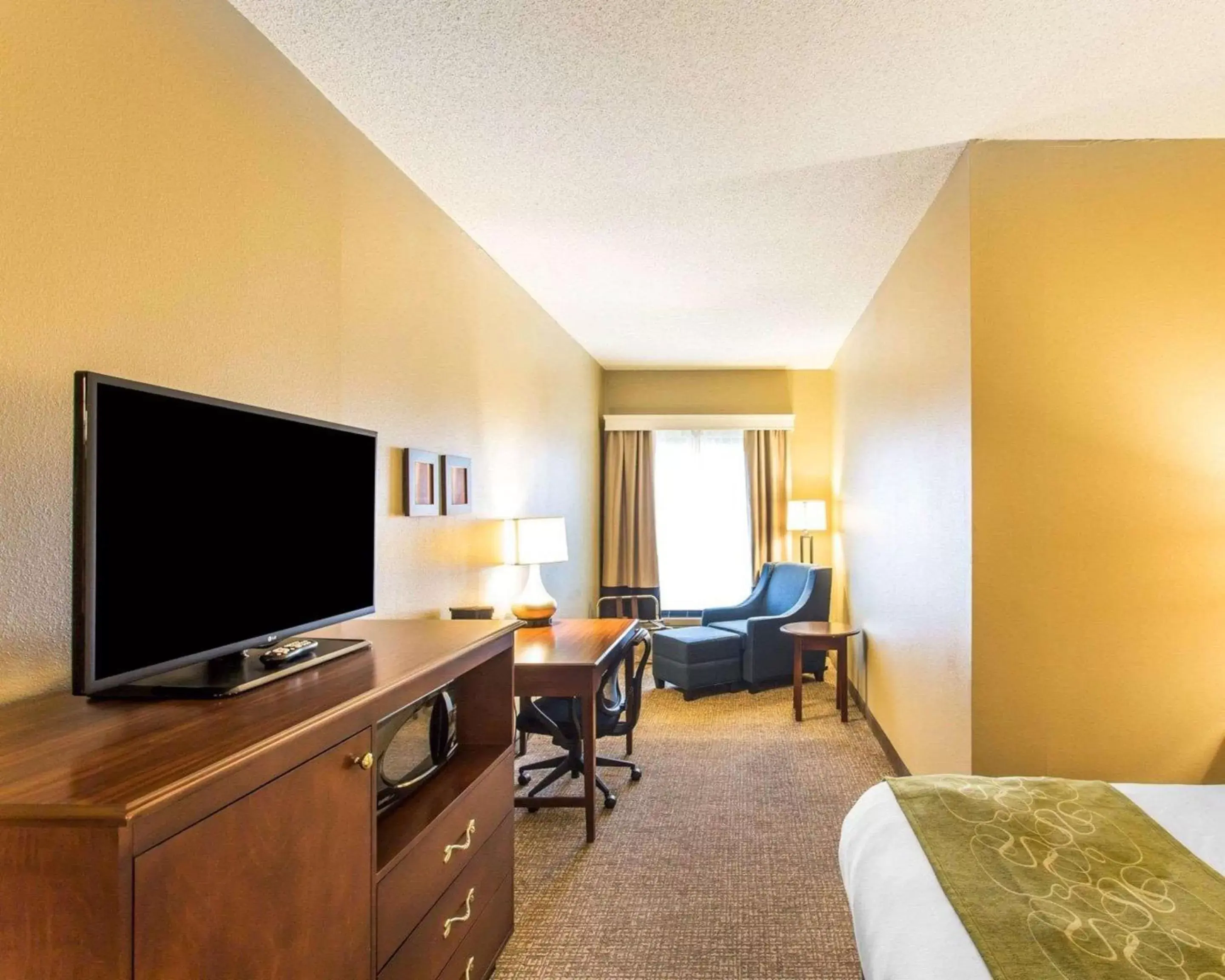 Photo of the whole room, TV/Entertainment Center in Comfort Suites Cookeville