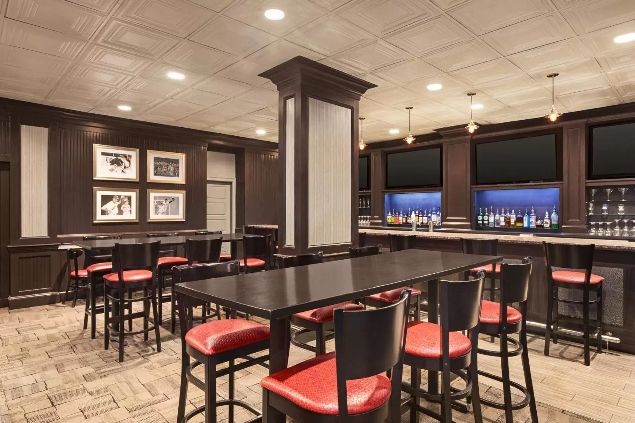 Lounge or bar, Restaurant/Places to Eat in Holiday Inn Boston Bunker Hill Area, an IHG Hotel