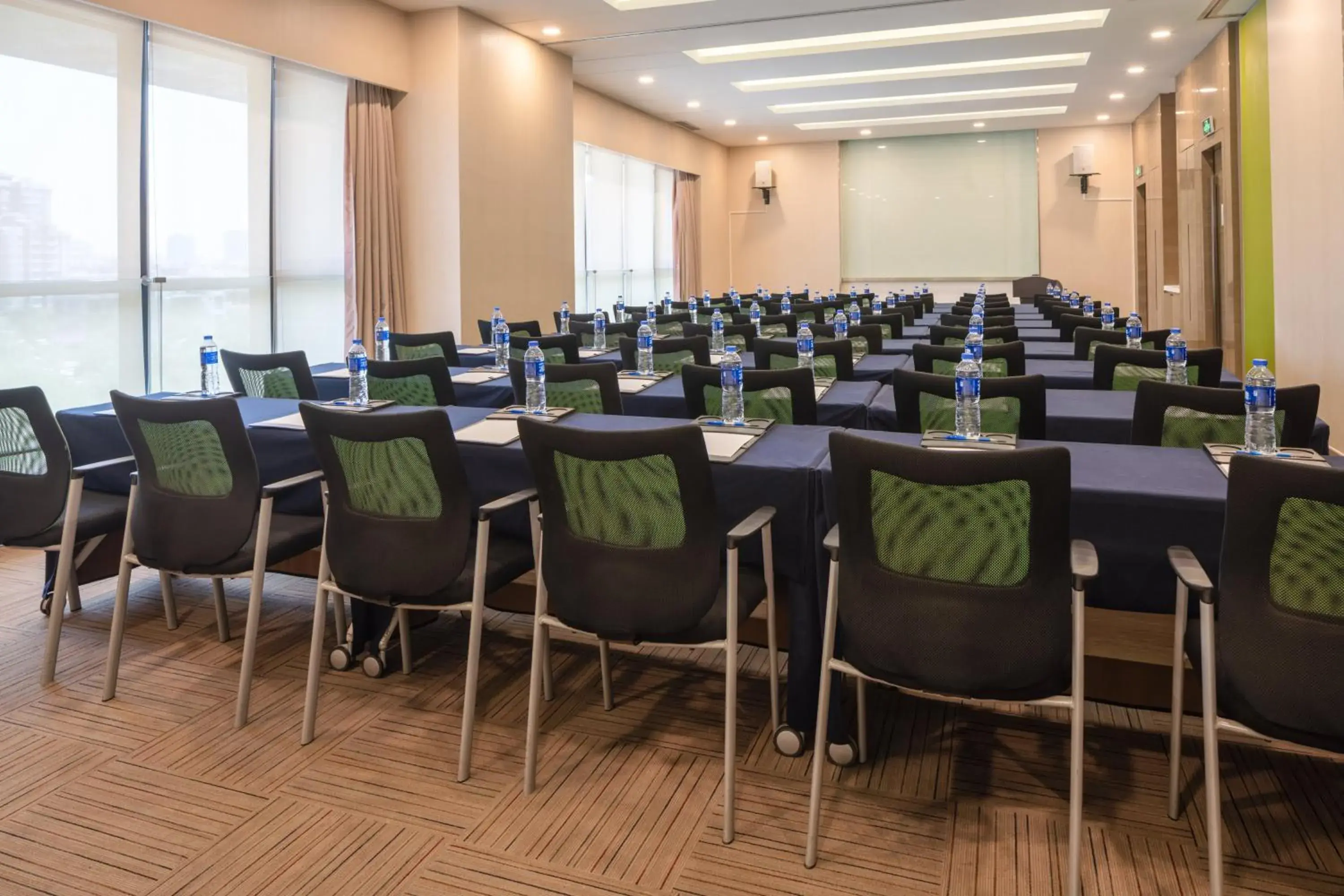 Meeting/conference room in Holiday Inn Express Xi'an High-Tech Zone, an IHG Hotel