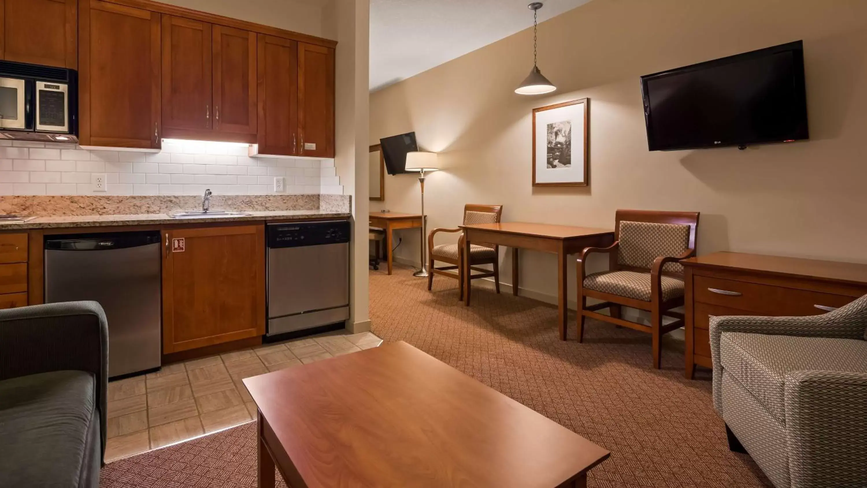 Photo of the whole room, Seating Area in Best Western PLUS Chemainus Inn