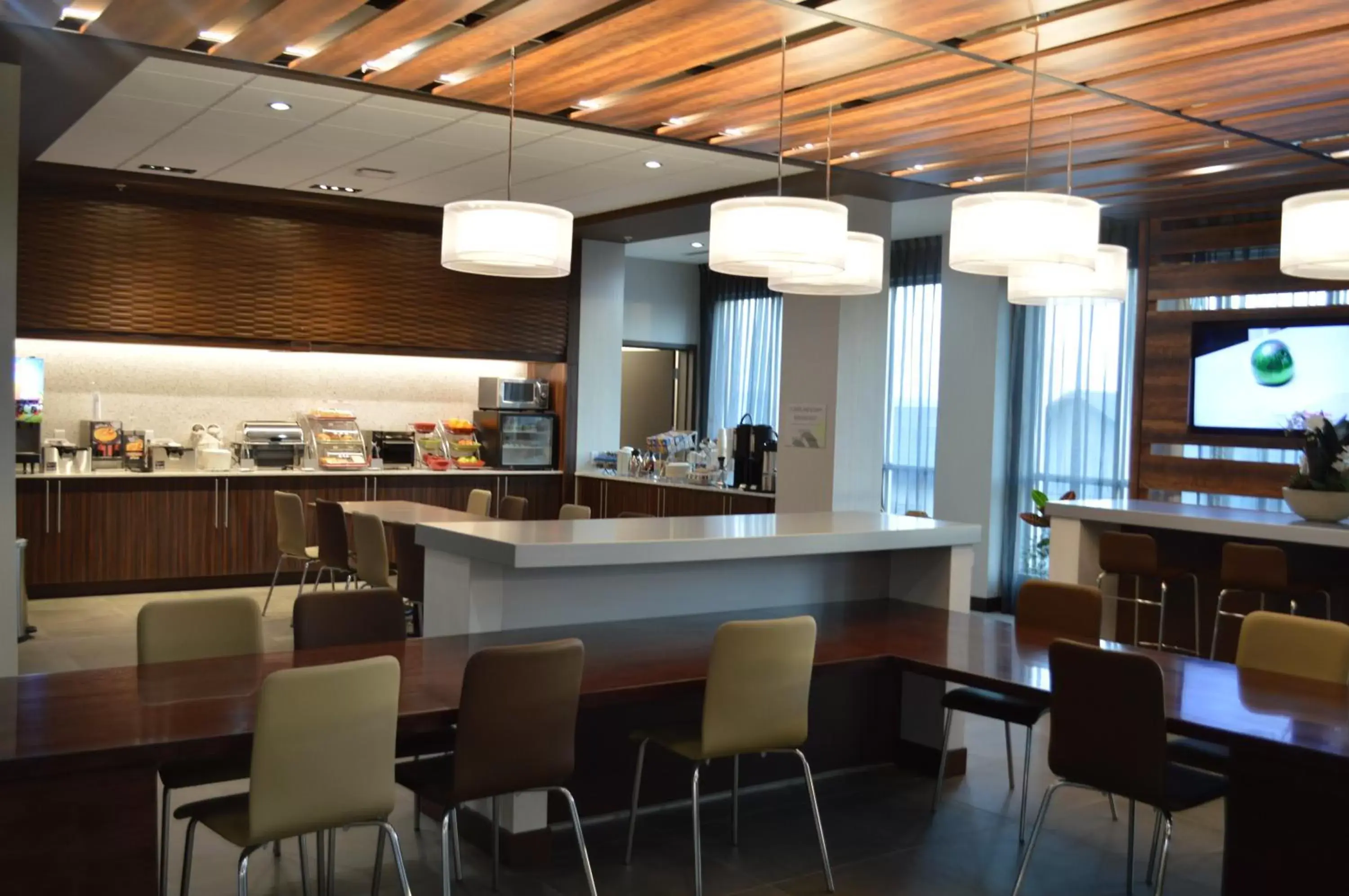 Breakfast, Lounge/Bar in Wingate by Wyndham Kamloops