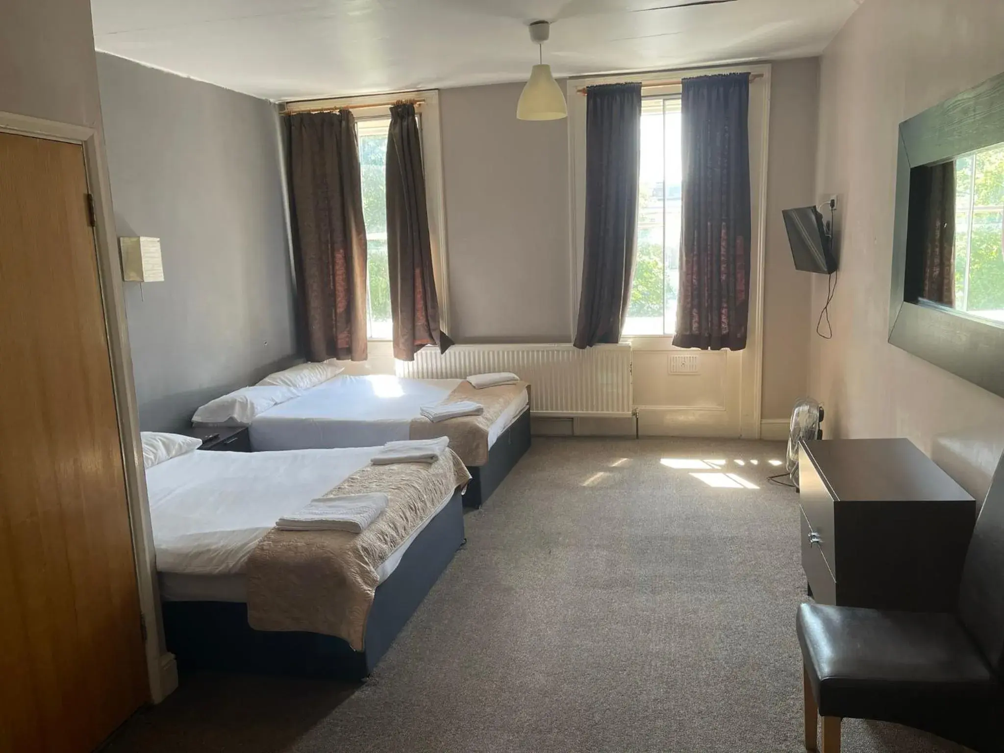 Bedroom, Bed in The Somerset Hotel