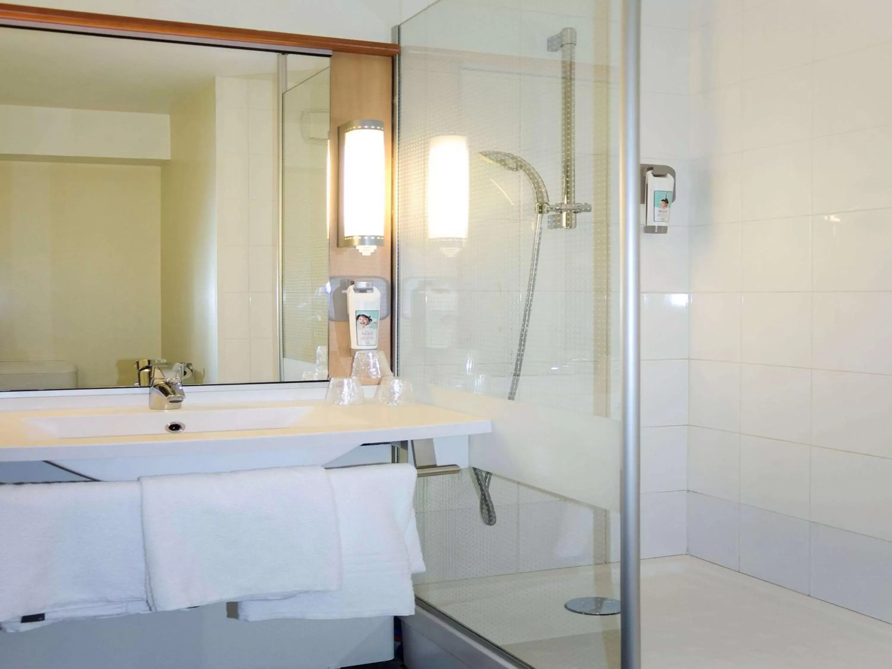 Photo of the whole room, Bathroom in ibis Marseille Provence Aéroport