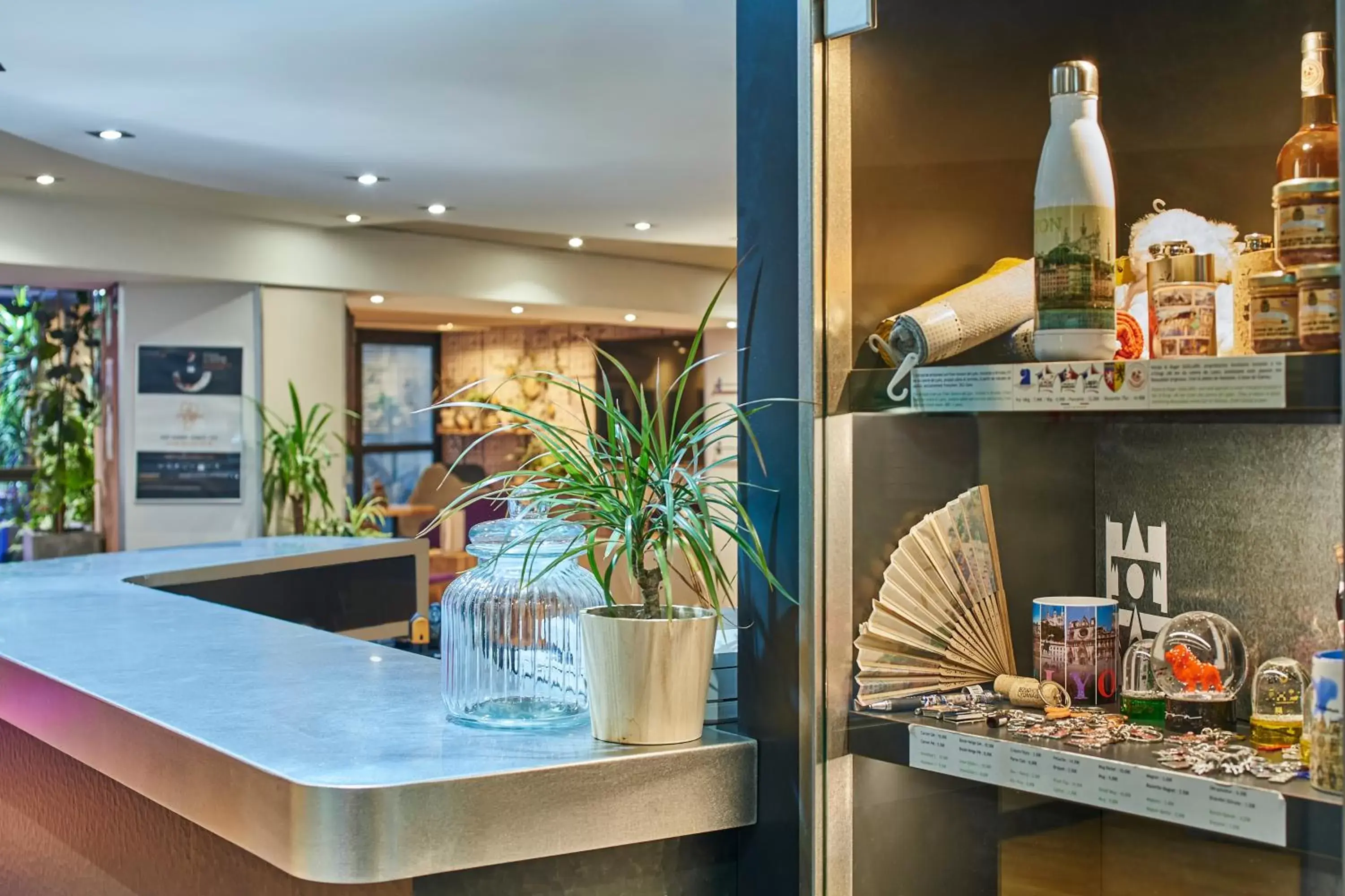 Lounge or bar in Campanile Lyon Centre - Berges du Rhône Lounge or bar in Campanile Lyon Centre - Berges du Rhône