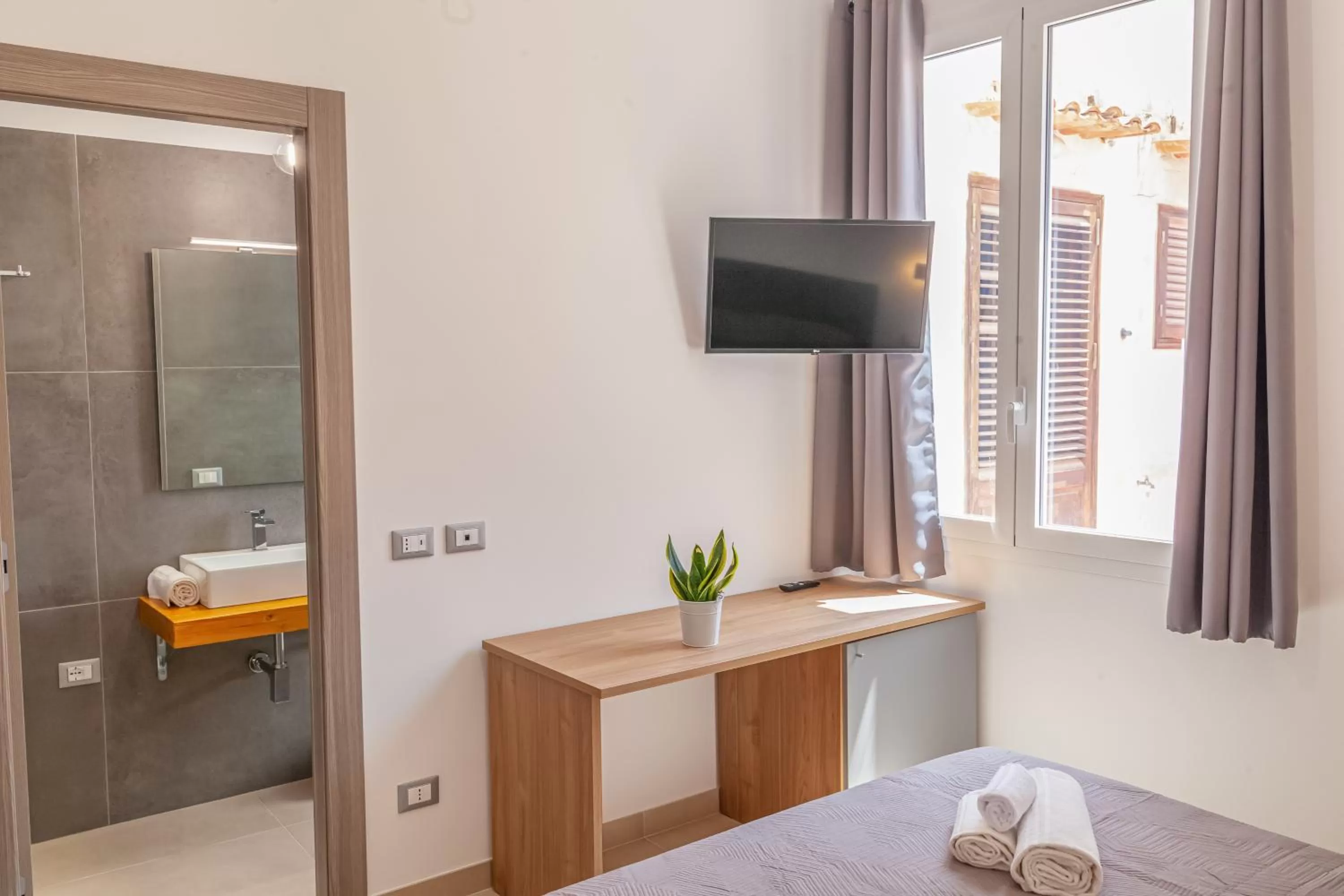 TV and multimedia, TV/Entertainment Center in Isgrò Rooms