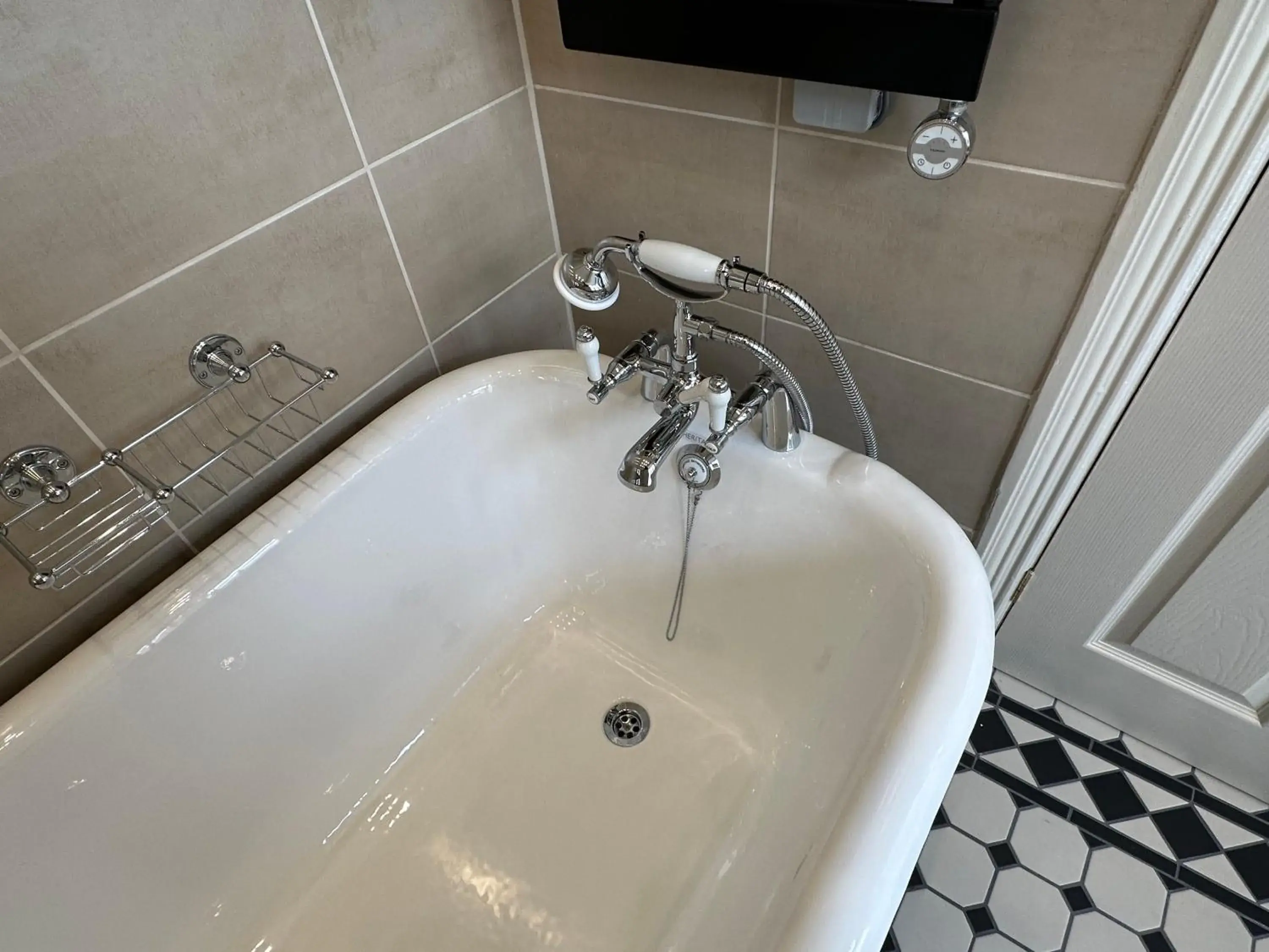 Bath, Bathroom in Chester Court Hotel