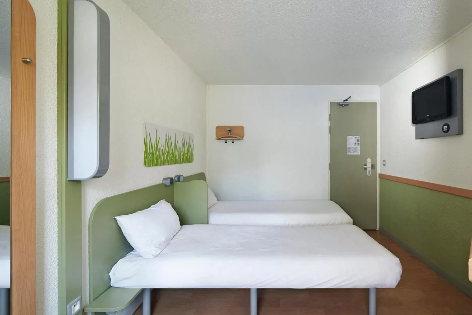 Bedroom, Bed in ibis budget Blois Centre