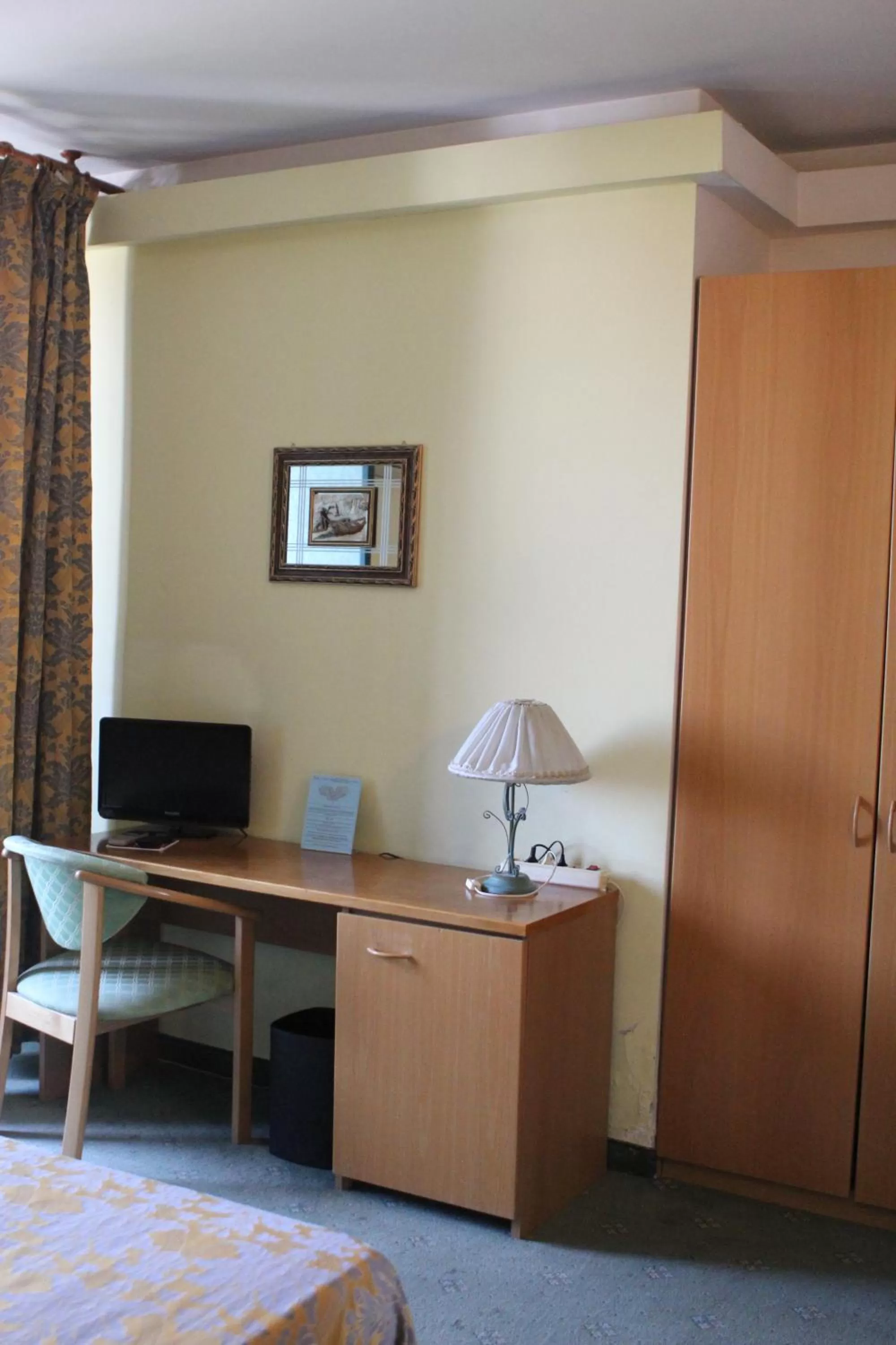 Photo of the whole room in Ascot Lodging