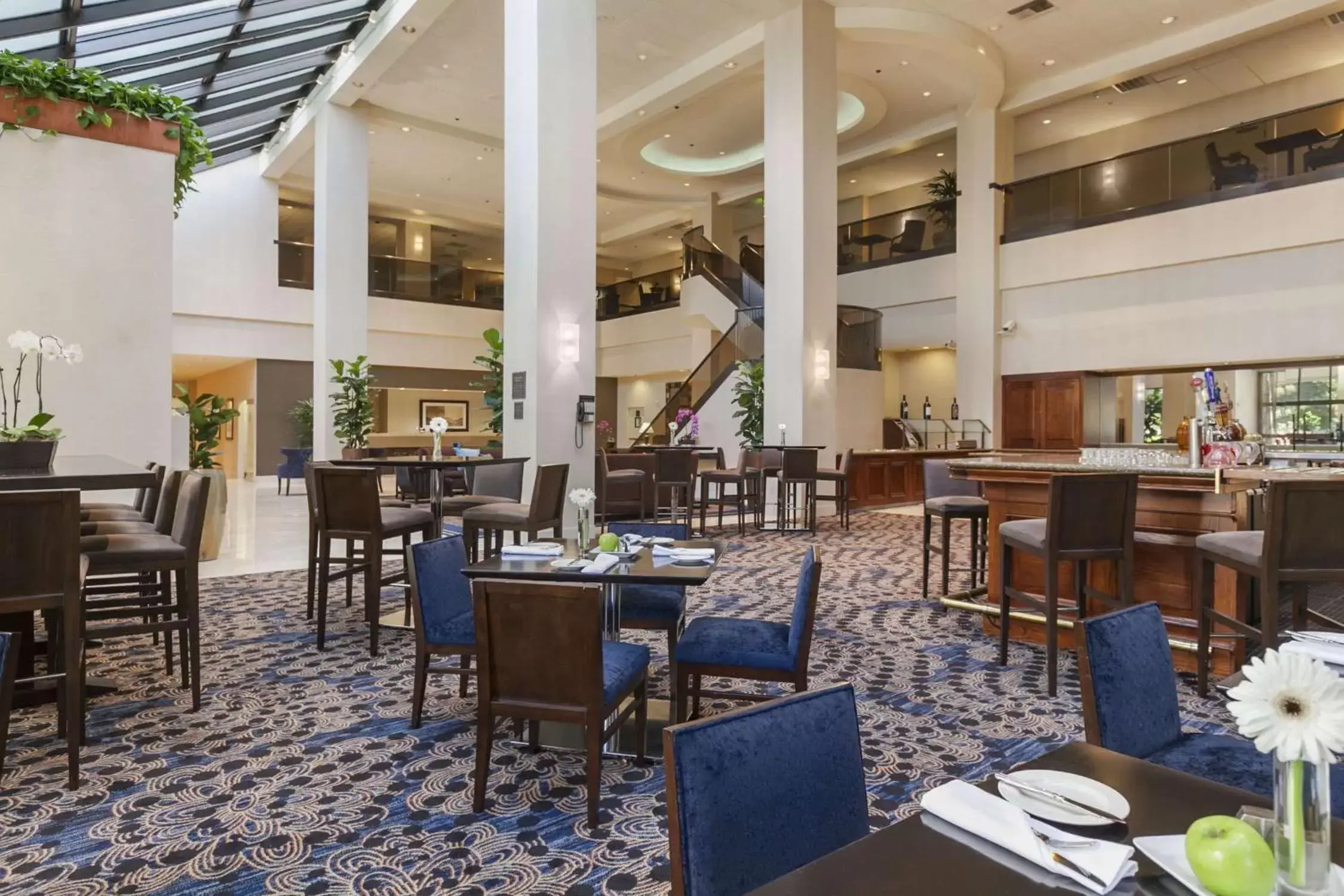 Living room, Restaurant/Places to Eat in Embassy Suites by Hilton Santa Clara Silicon Valley