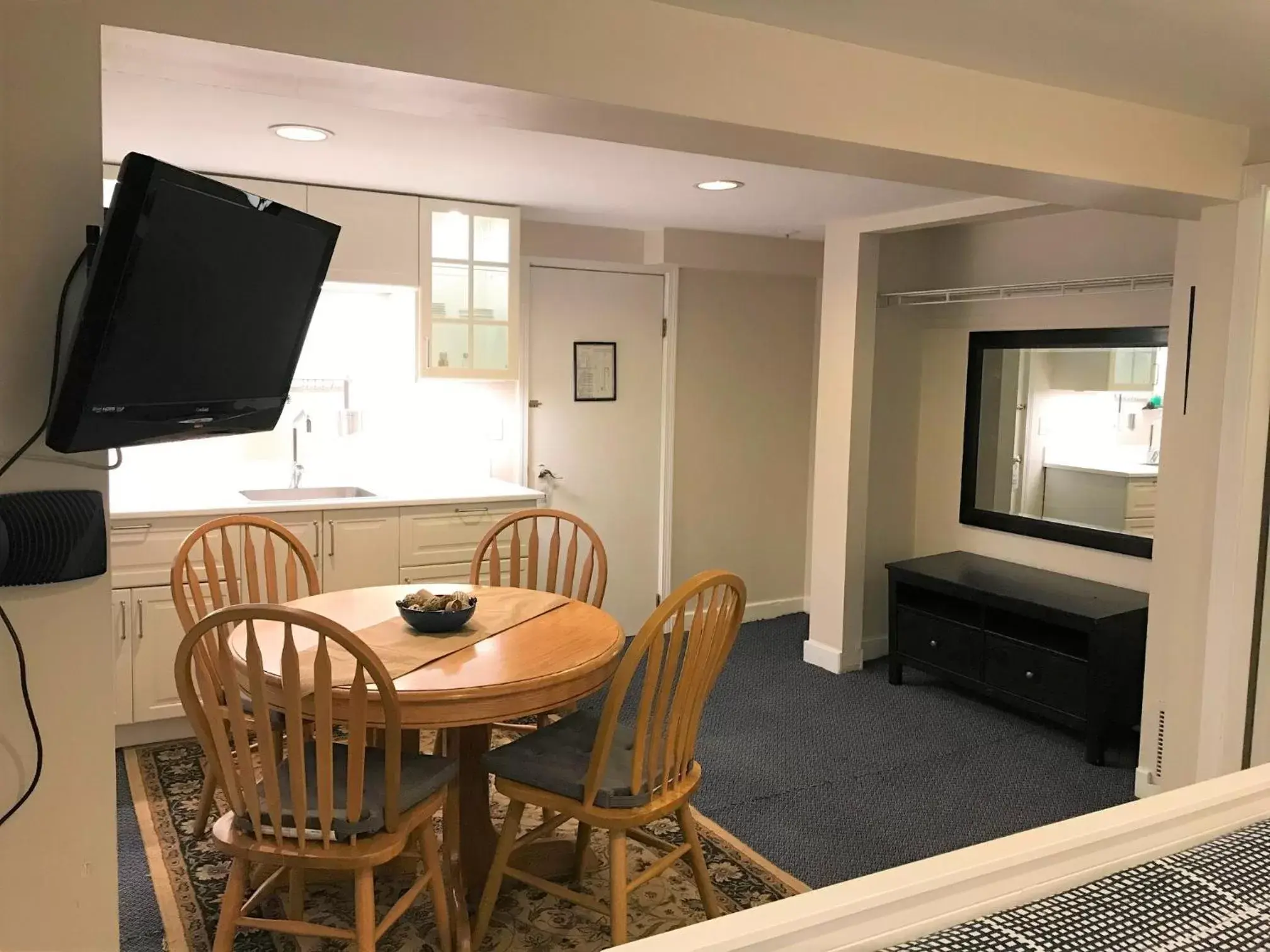 Dining area in Cambie Lodge