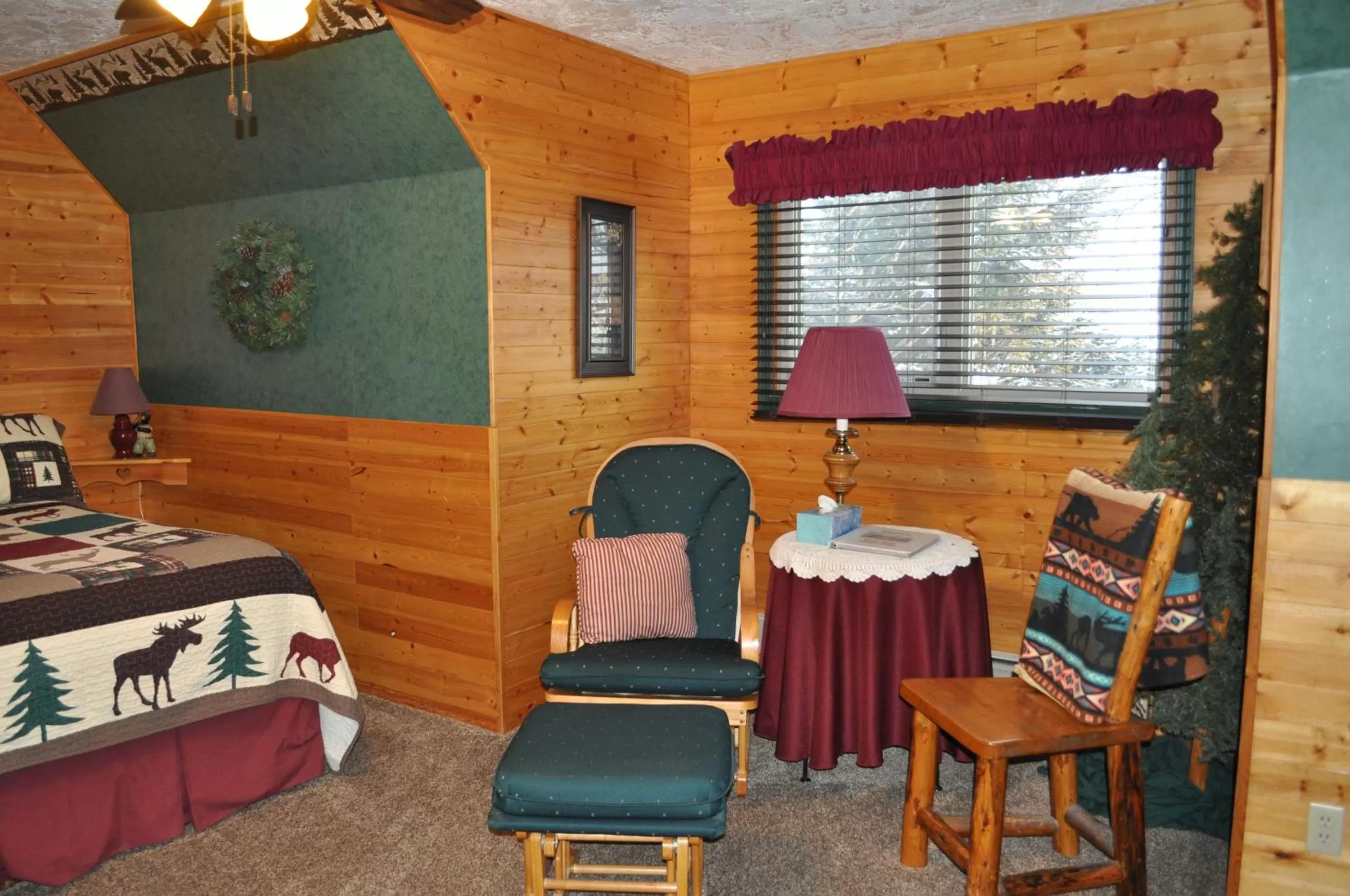 Seating area, Bed in Rocky Ridge Country Lodge