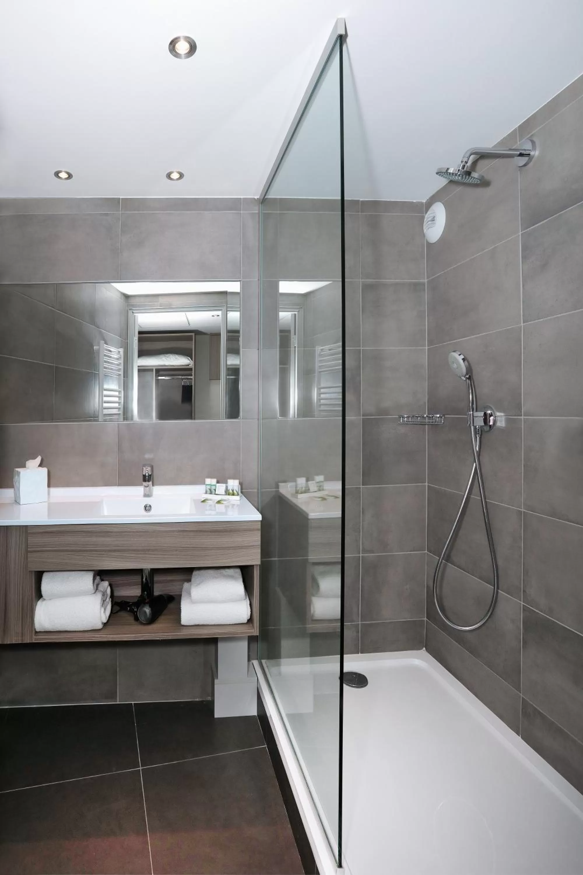 Bathroom in Best Western Linko Aubagne