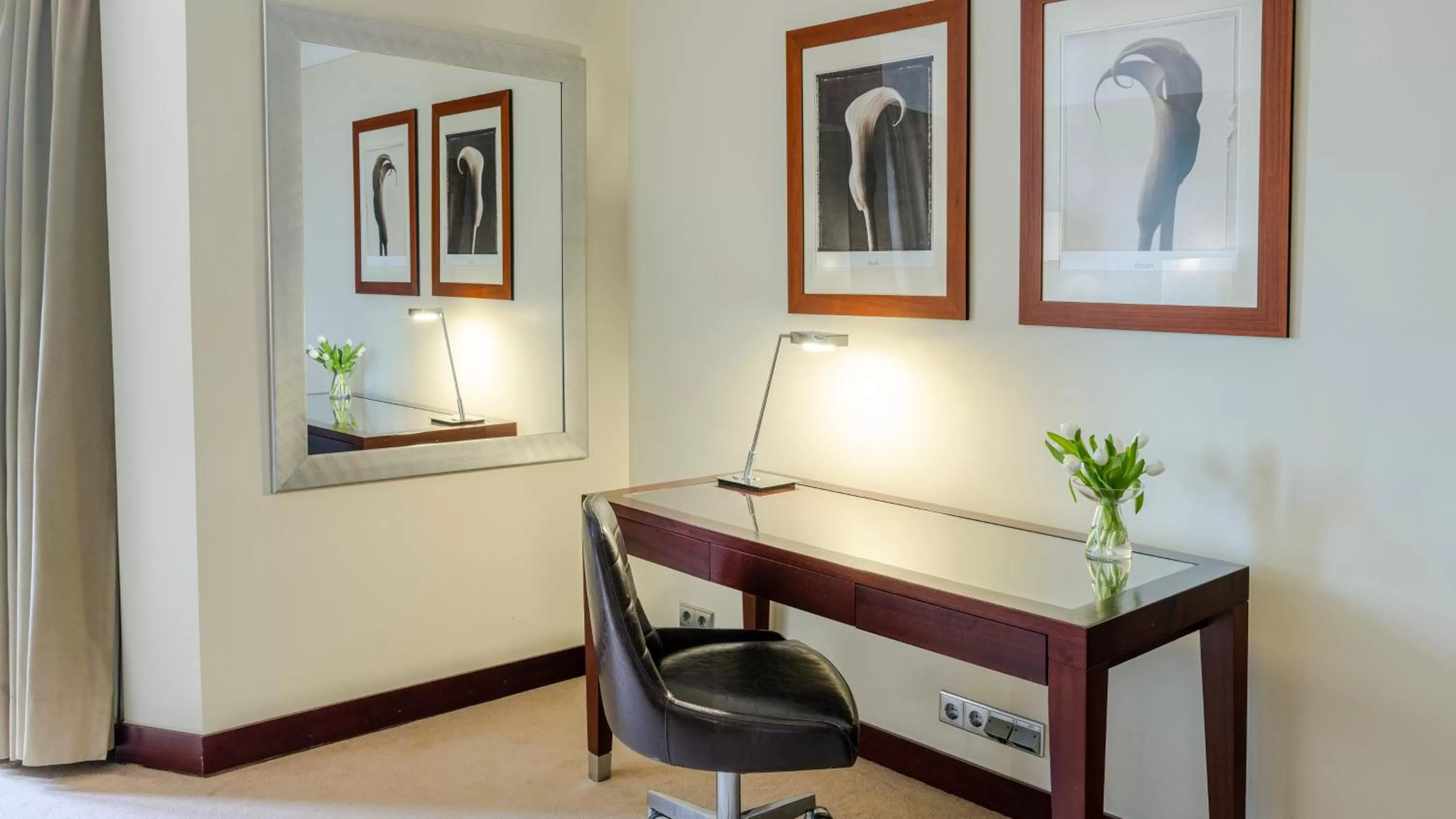 Seating area in Crowne Plaza Porto by IHG