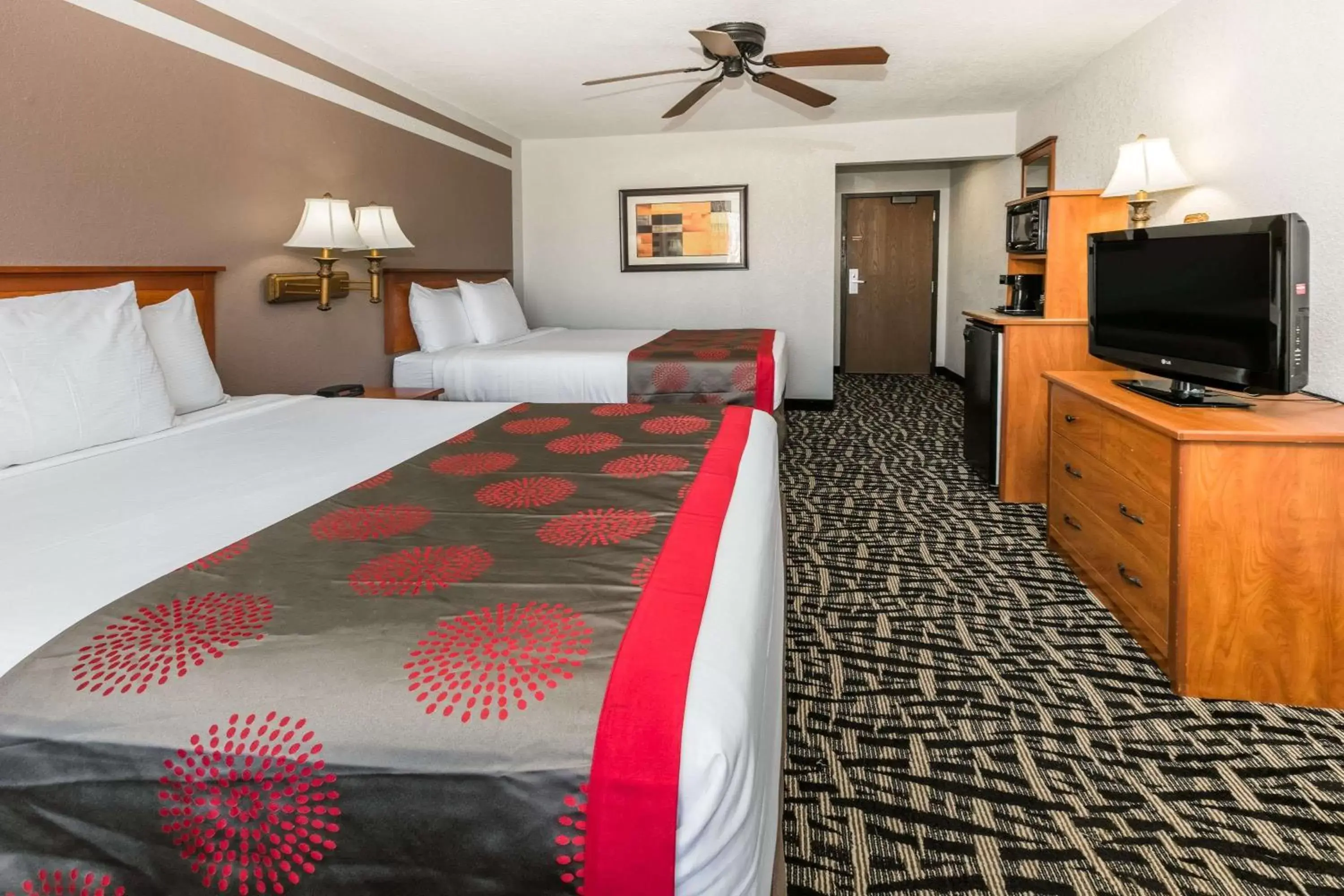 Coffee/tea facilities, Bed in Ramada by Wyndham Oklahoma City Airport North