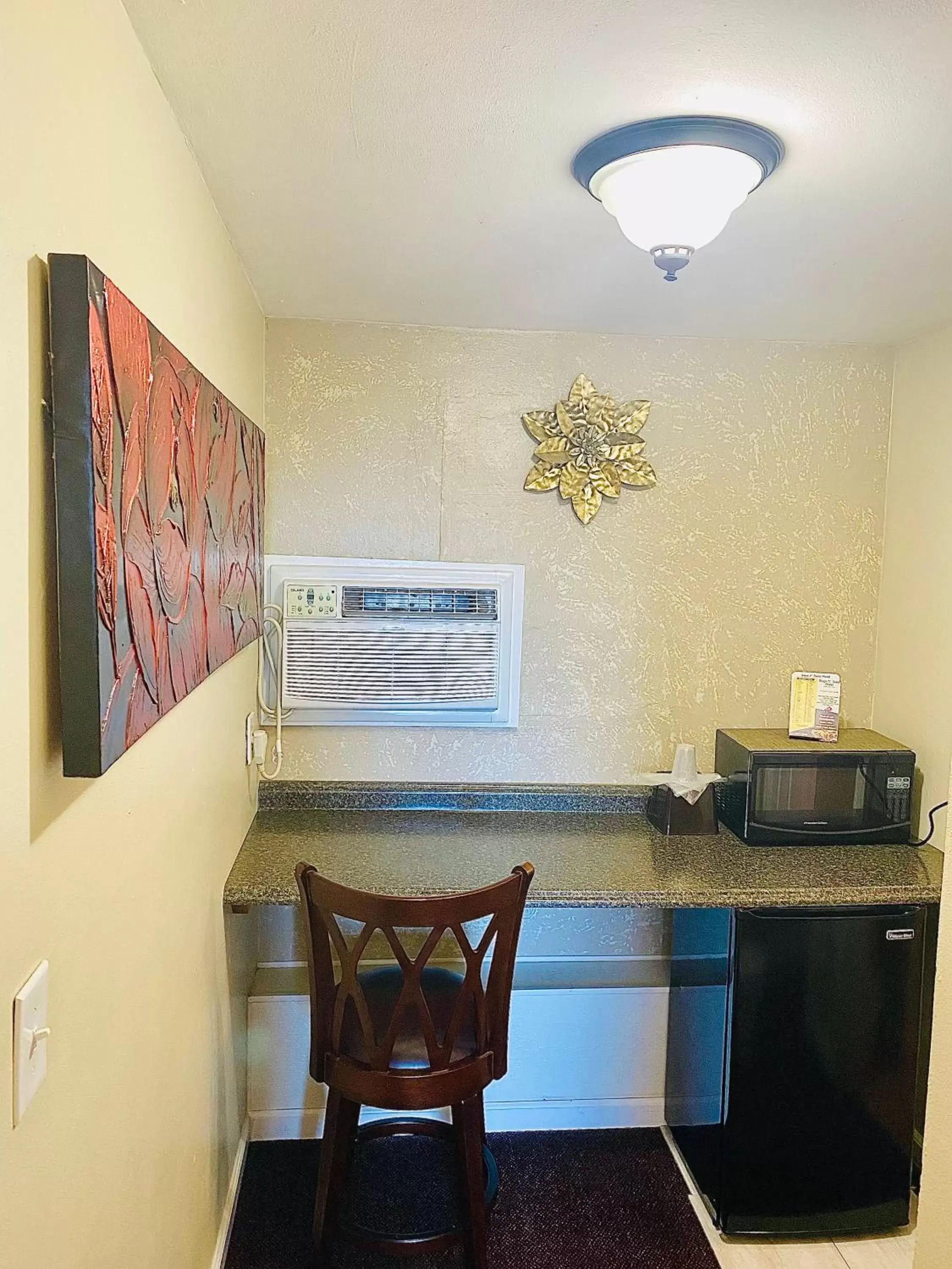 Dining area, Kitchen/Kitchenette in Sage N Sand Motel